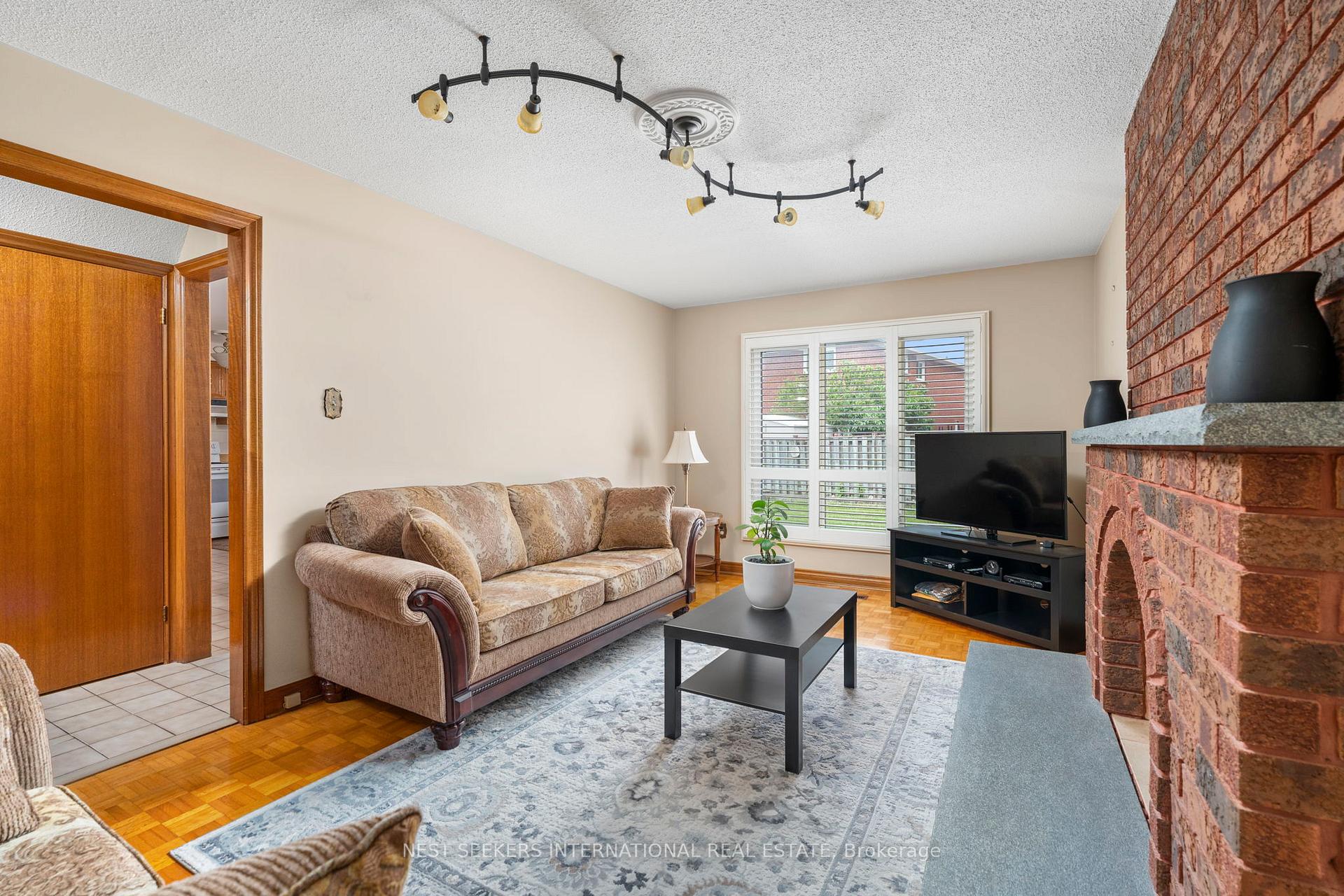 Photo 11 of 19 Kaiser Drive, Vaughan, West Woodbridge — HOMEH