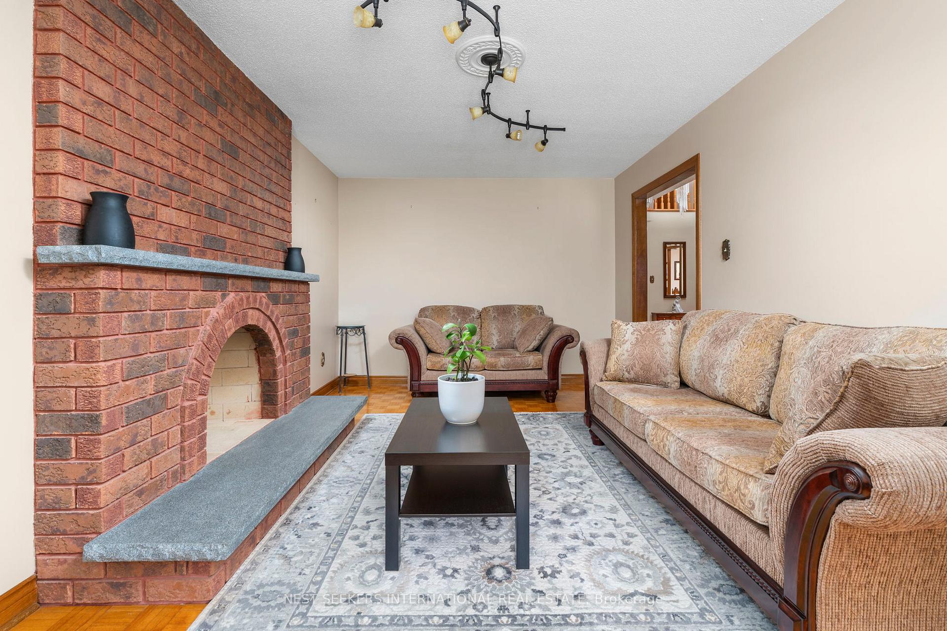 Photo 12 of 19 Kaiser Drive, Vaughan, West Woodbridge — HOMEH