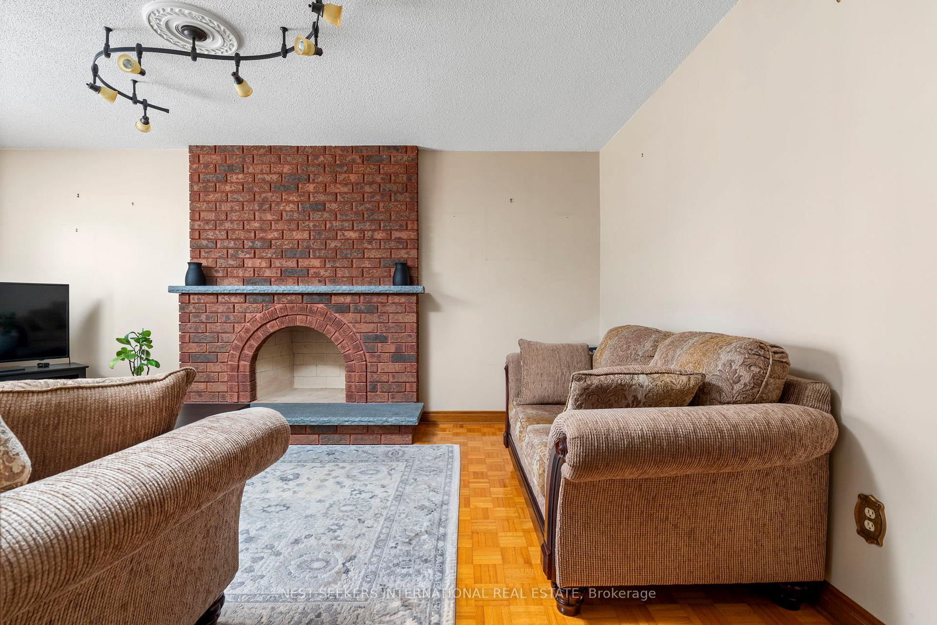 Photo 13 of 19 Kaiser Drive, Vaughan, West Woodbridge — HOMEH