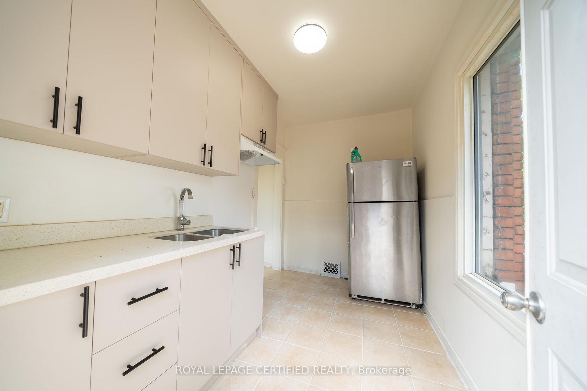 Photo 4 of 10 Fairleigh Avenue N, Hamilton, Gibson — HOMEH