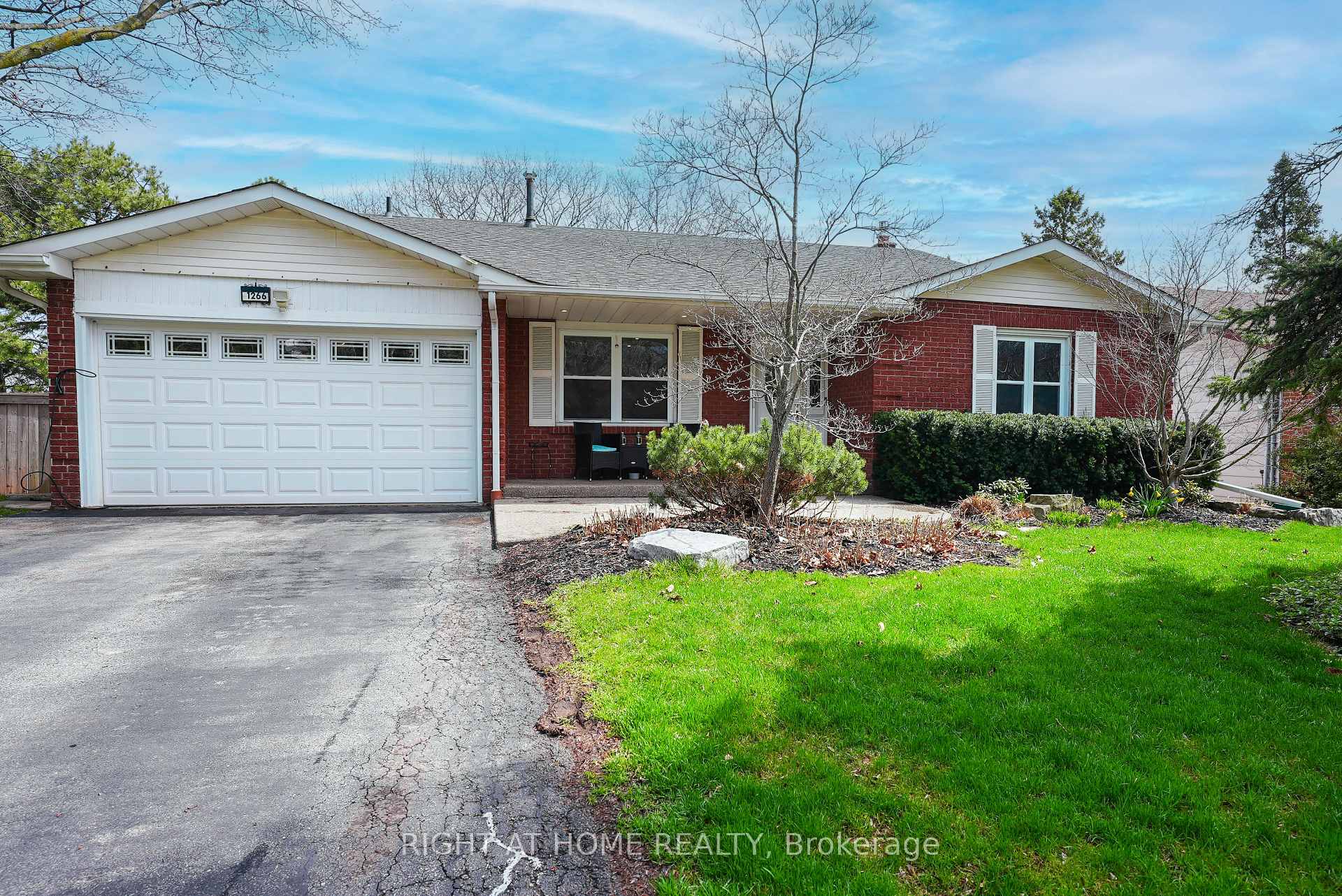Photo 2 of 1266 Lakeview Drive, Oakville, Falgarwood — HOMEH