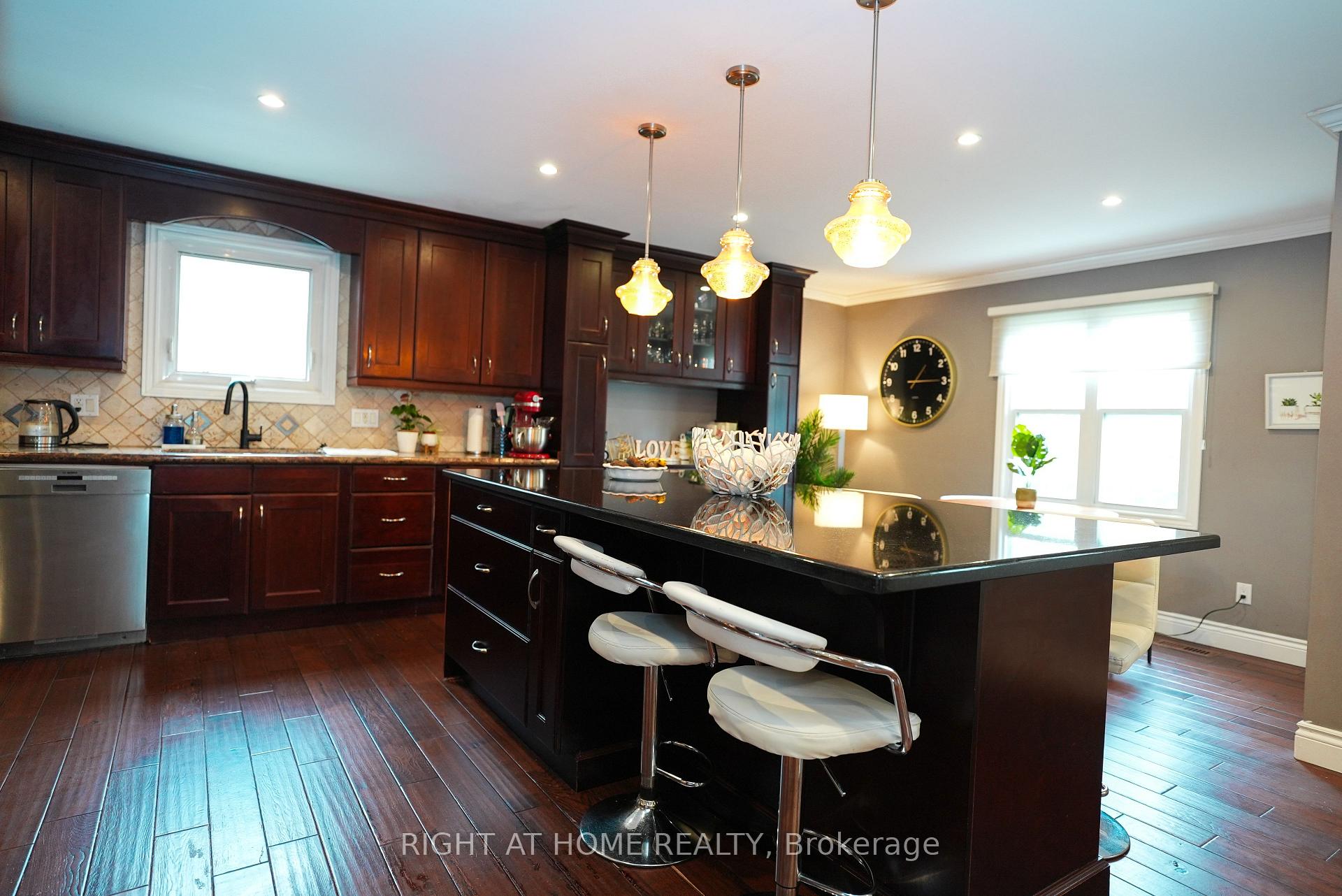 Photo 10 of 1266 Lakeview Drive, Oakville, Falgarwood — HOMEH