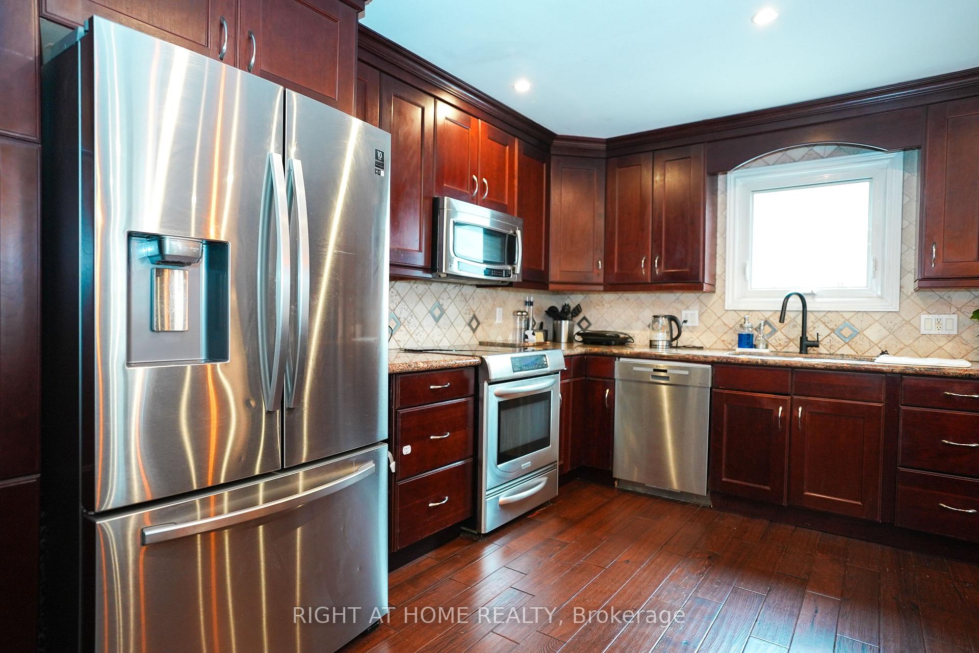 Photo 12 of 1266 Lakeview Drive, Oakville, Falgarwood — HOMEH