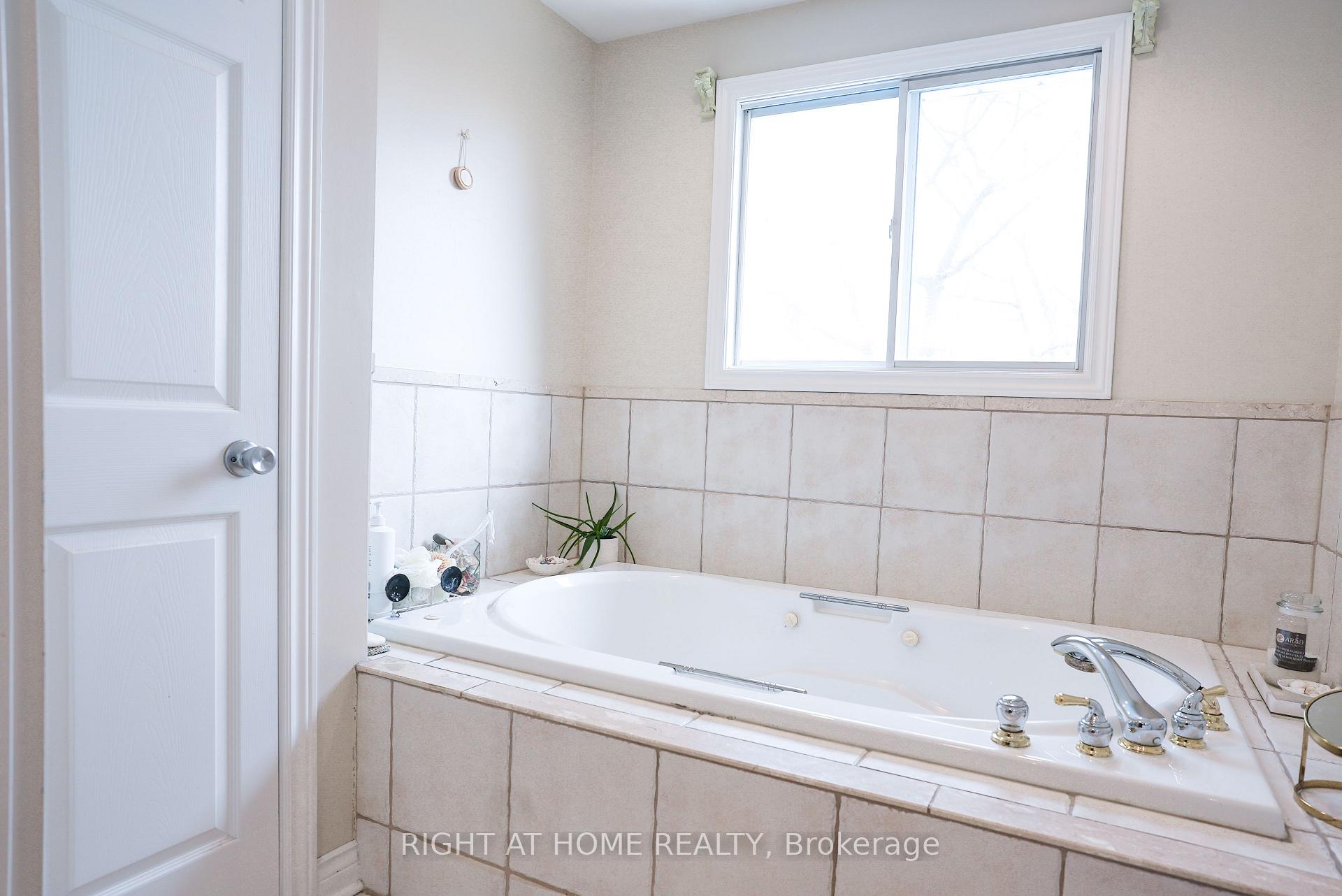 Photo 23 of 1266 Lakeview Drive, Oakville, Falgarwood — HOMEH