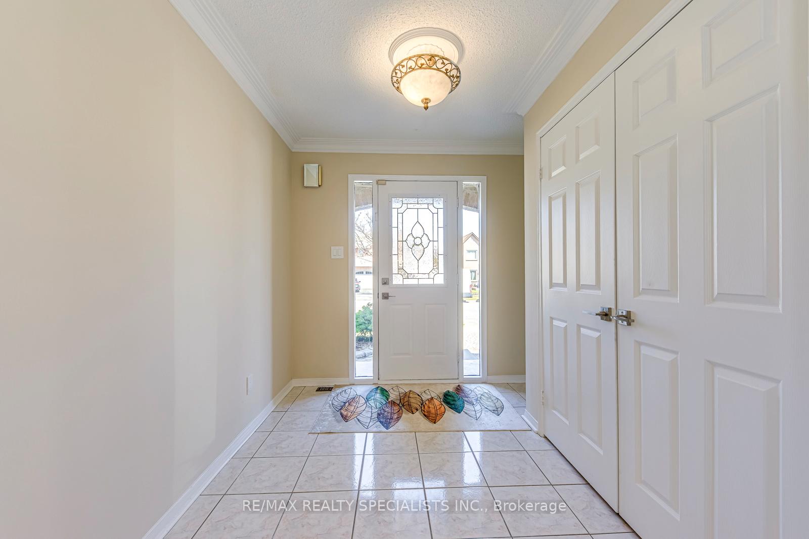 Photo 4 of 102 Sunforest Drive, Brampton, Heart Lake West — HOMEH