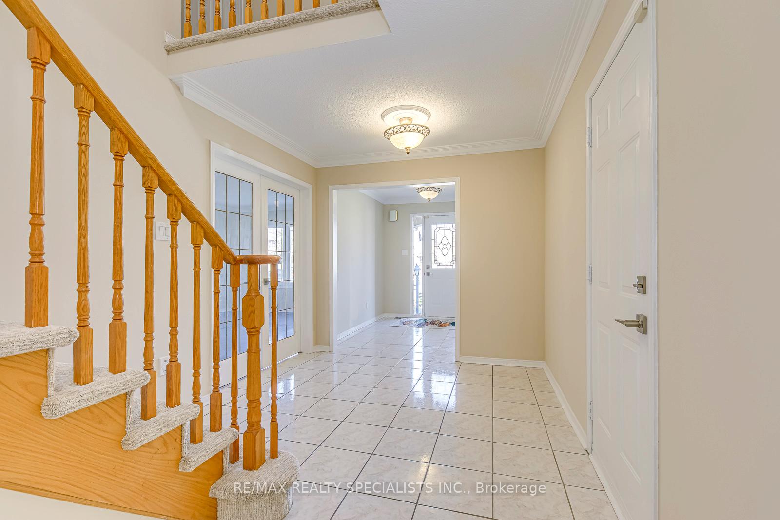 Photo 5 of 102 Sunforest Drive, Brampton, Heart Lake West — HOMEH