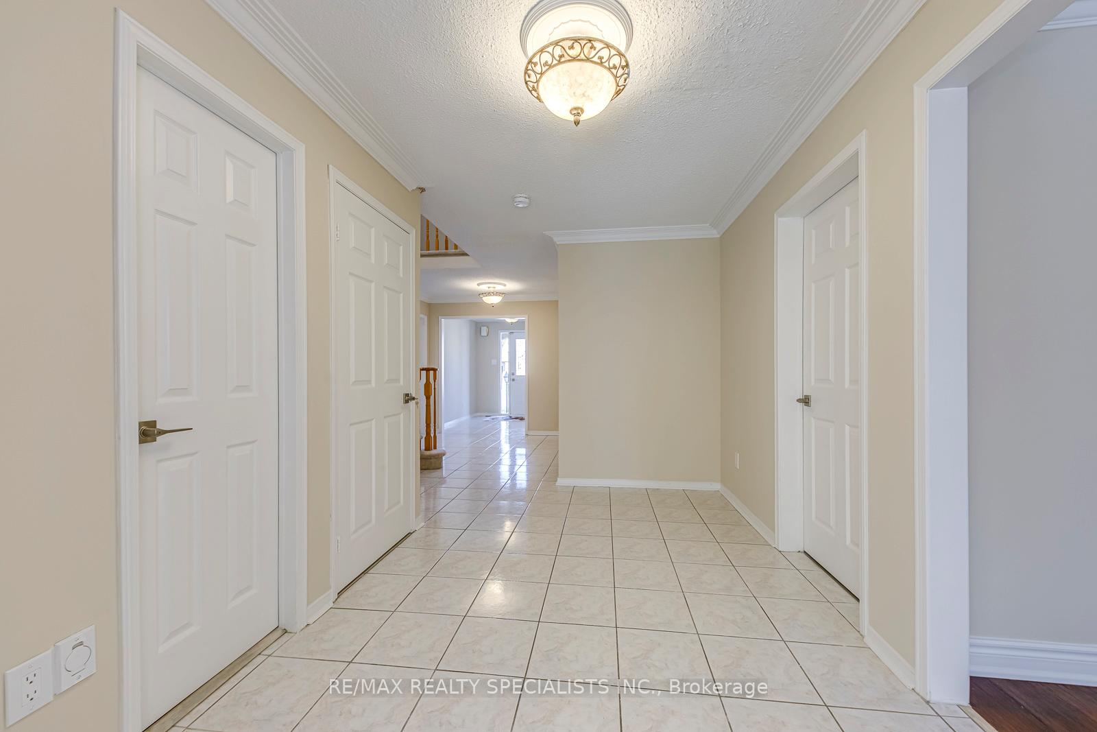 Photo 6 of 102 Sunforest Drive, Brampton, Heart Lake West — HOMEH