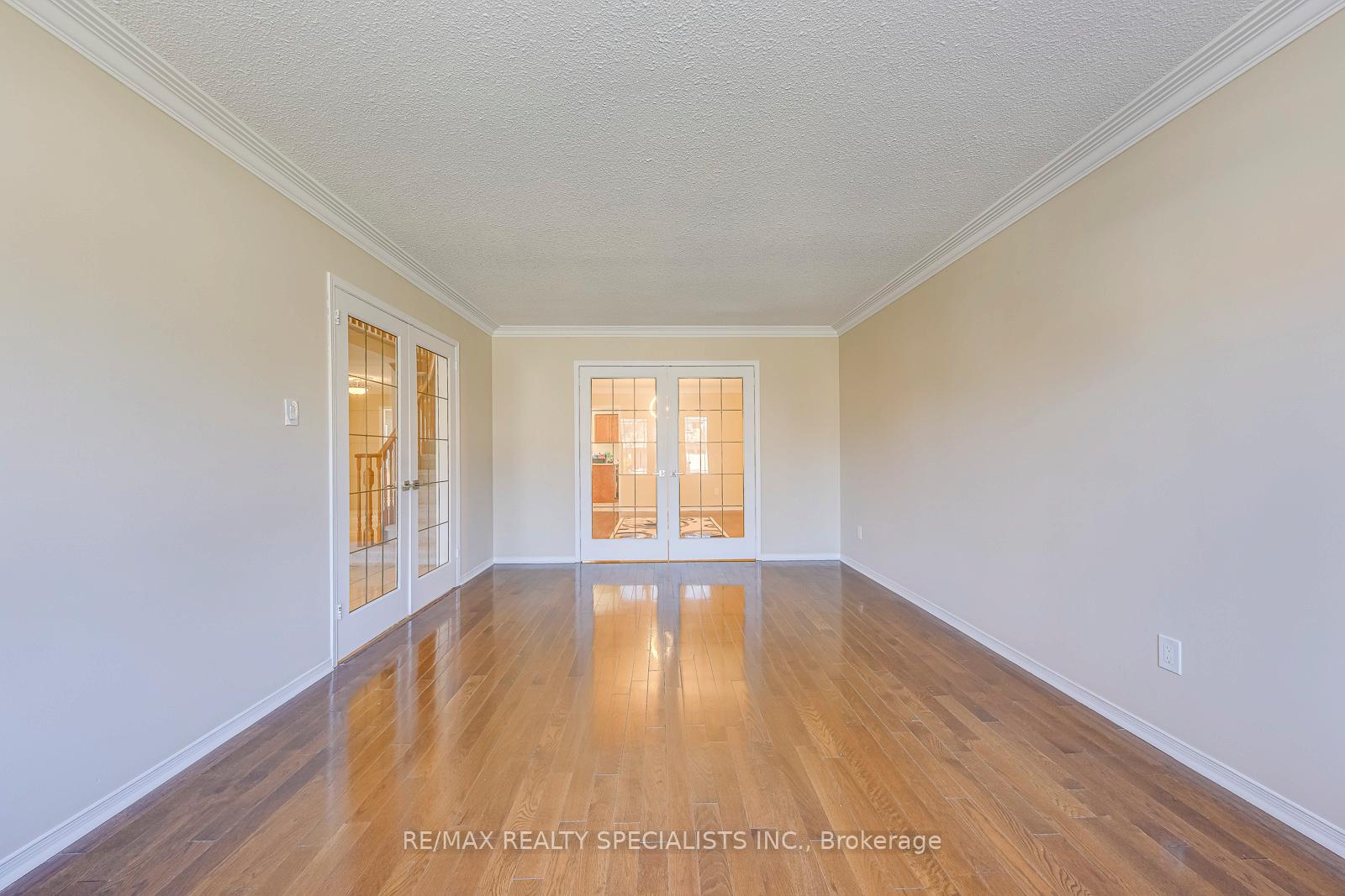 Photo 8 of 102 Sunforest Drive, Brampton, Heart Lake West — HOMEH