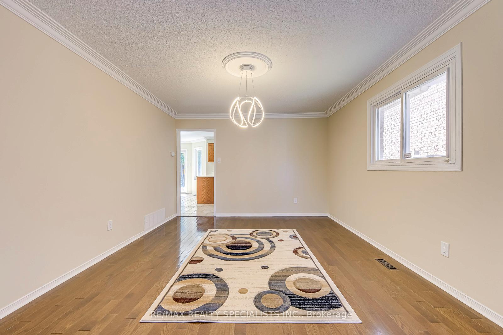 Photo 9 of 102 Sunforest Drive, Brampton, Heart Lake West — HOMEH