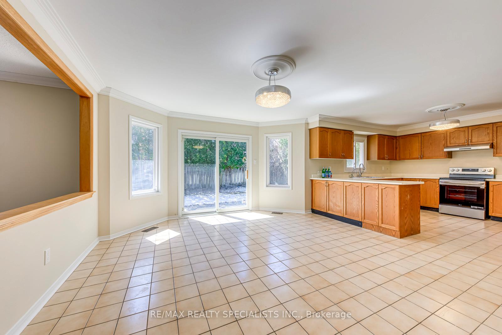 Photo 14 of 102 Sunforest Drive, Brampton, Heart Lake West — HOMEH