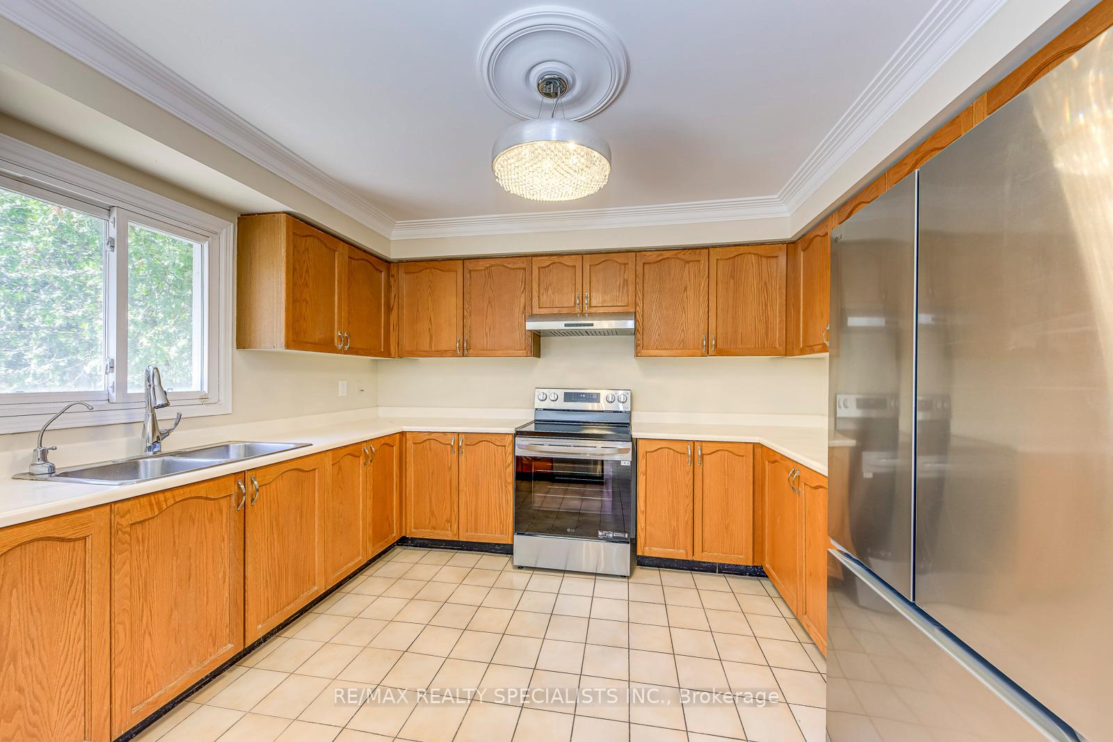 Photo 20 of 102 Sunforest Drive, Brampton, Heart Lake West — HOMEH