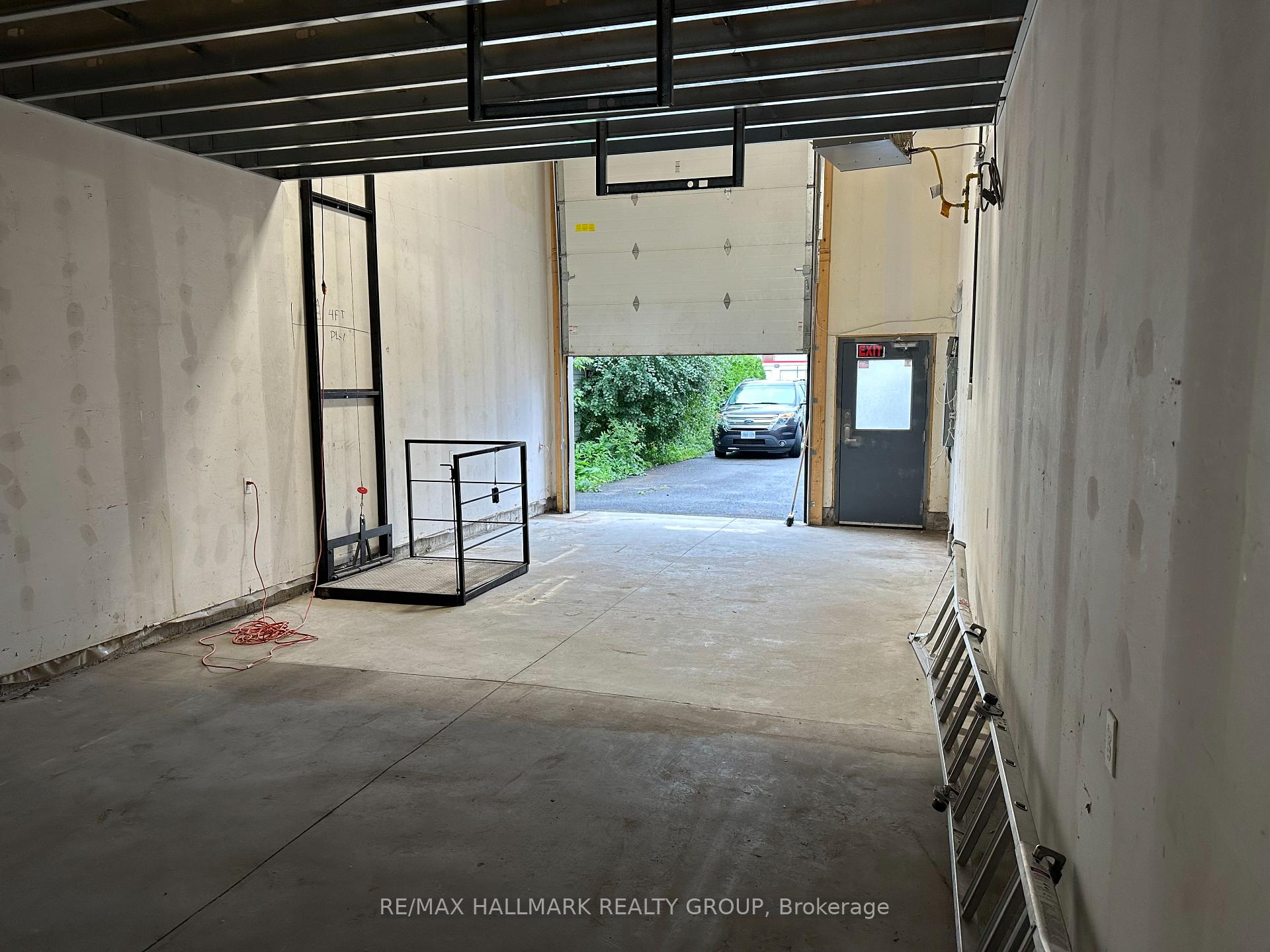 Photo 5 of Unit B, 1148 Parisien Street, Ottawa, Cyrville Rd./Industrial Park — HOMEH