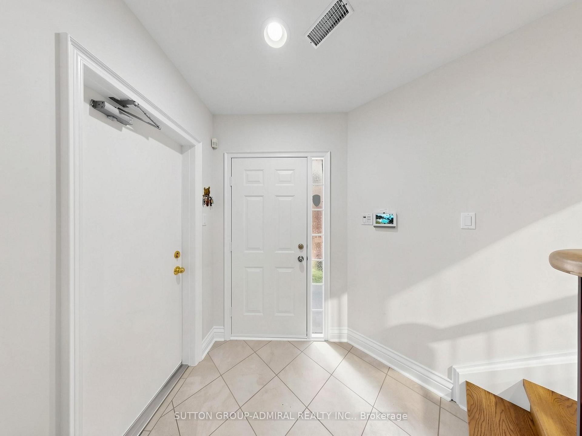 Photo 3 of Unit 105, 105 Leah Crescent, Vaughan, Beverley Glen — HOMEH