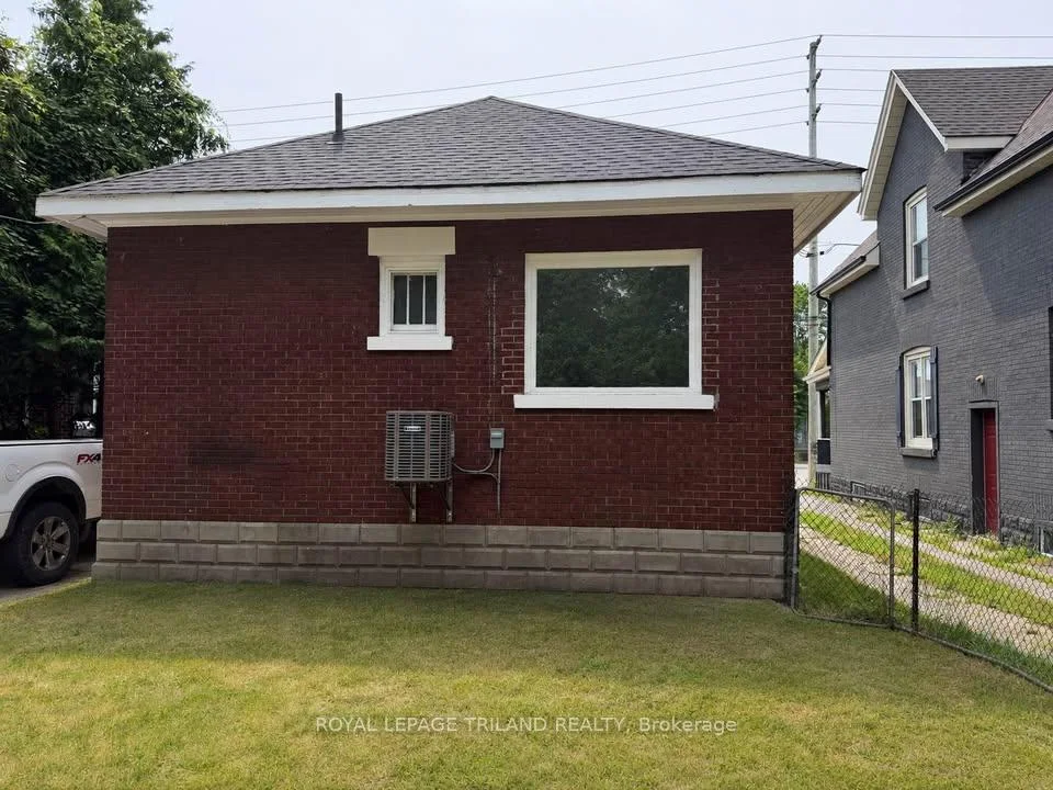 Photo 3 of 136 Adelaide Street N, London, East L — HOMEH