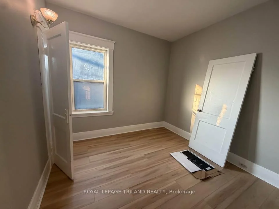 Photo 5 of 136 Adelaide Street N, London, East L — HOMEH