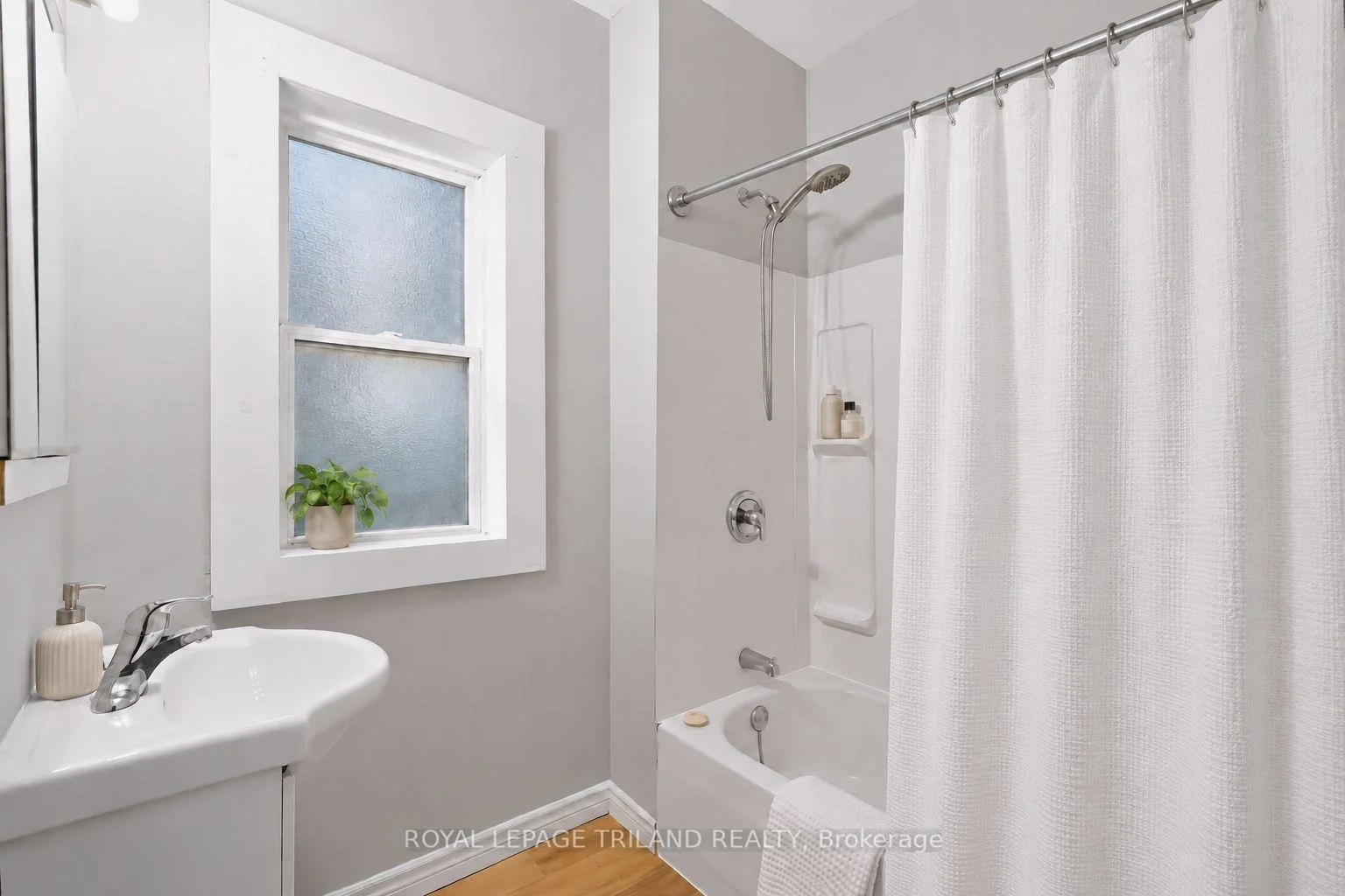 Photo 23 of 136 Adelaide Street N, London, East L — HOMEH