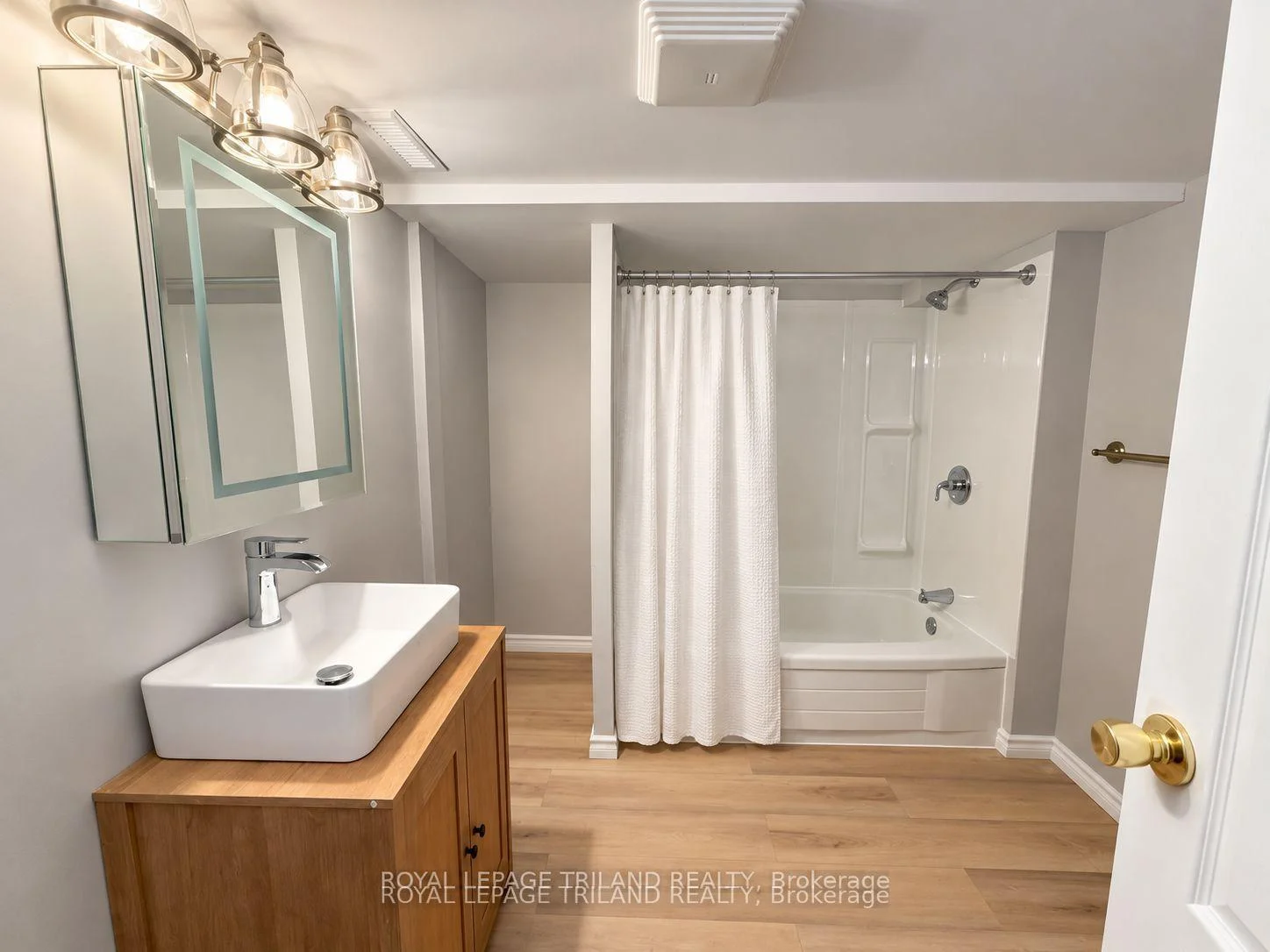 Photo 36 of 136 Adelaide Street N, London, East L — HOMEH