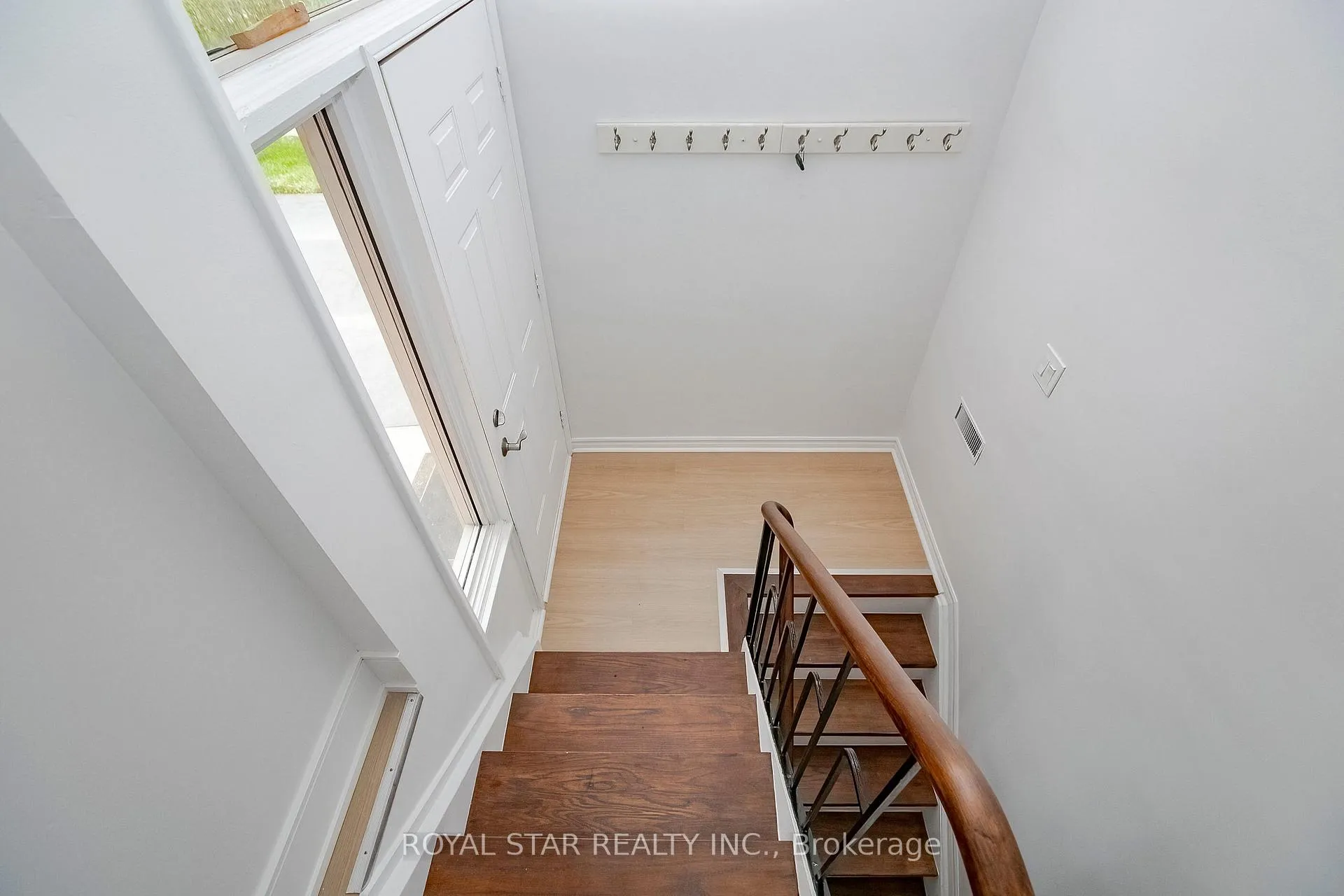 Photo 3 of Unit Upper, 114 Wincott Drive, Etobicoke, Kingsview Village-The Westway — HOMEH