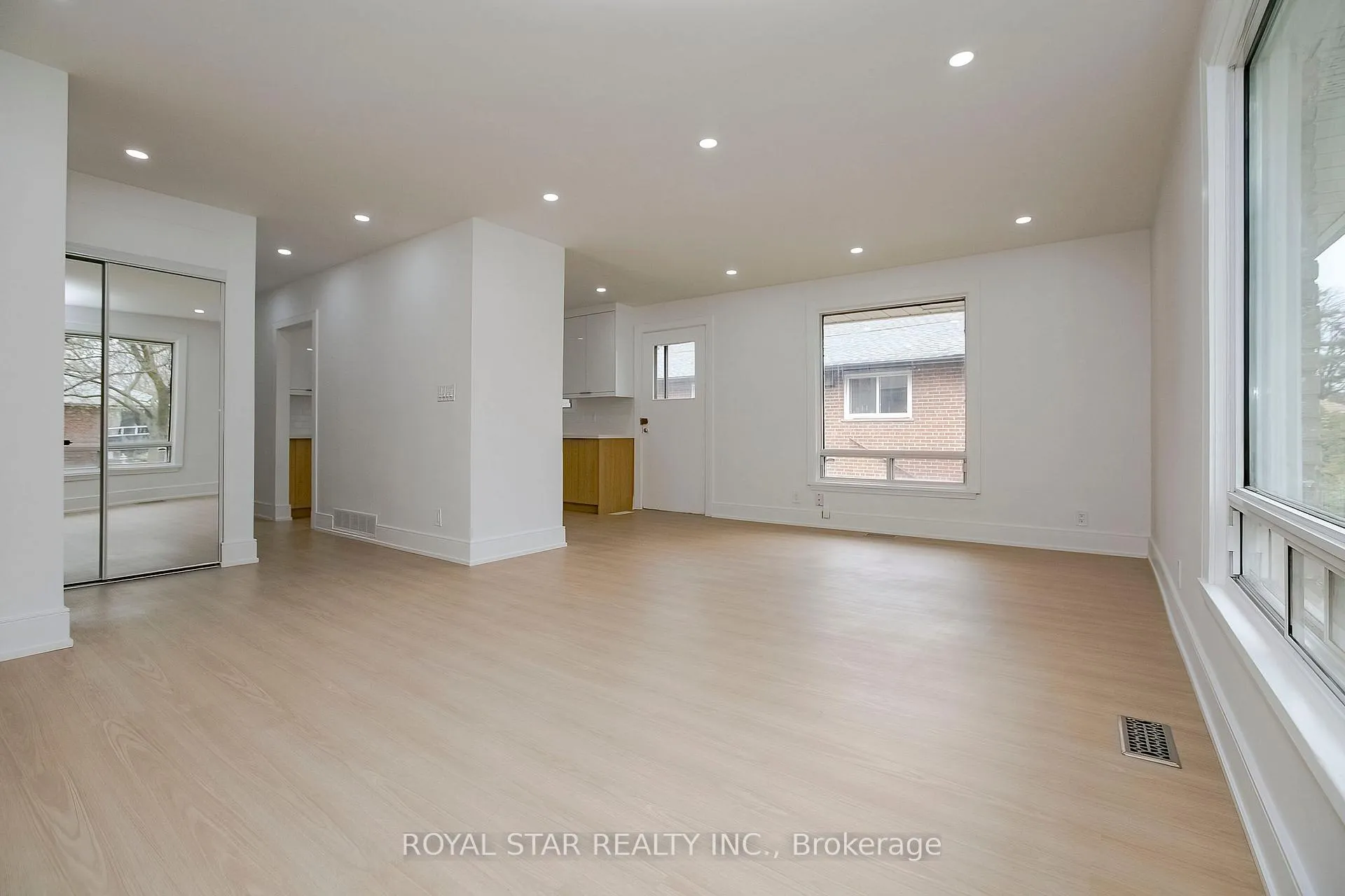 Photo 4 of Unit Upper, 114 Wincott Drive, Etobicoke, Kingsview Village-The Westway — HOMEH