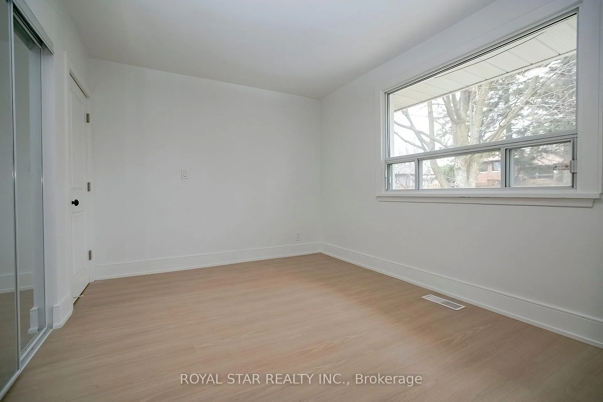Photo 5 of Unit Upper, 114 Wincott Drive, Etobicoke, Kingsview Village-The Westway — HOMEH