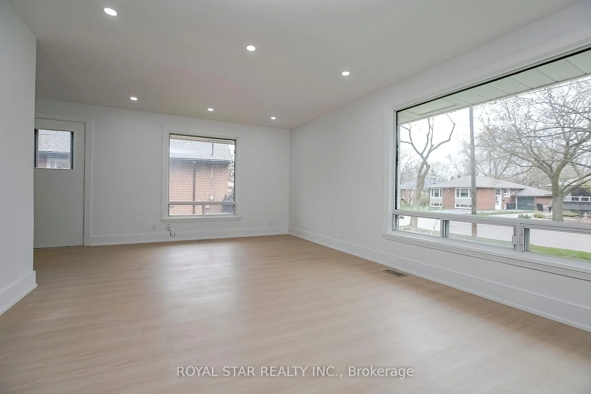 Photo 6 of Unit Upper, 114 Wincott Drive, Etobicoke, Kingsview Village-The Westway — HOMEH