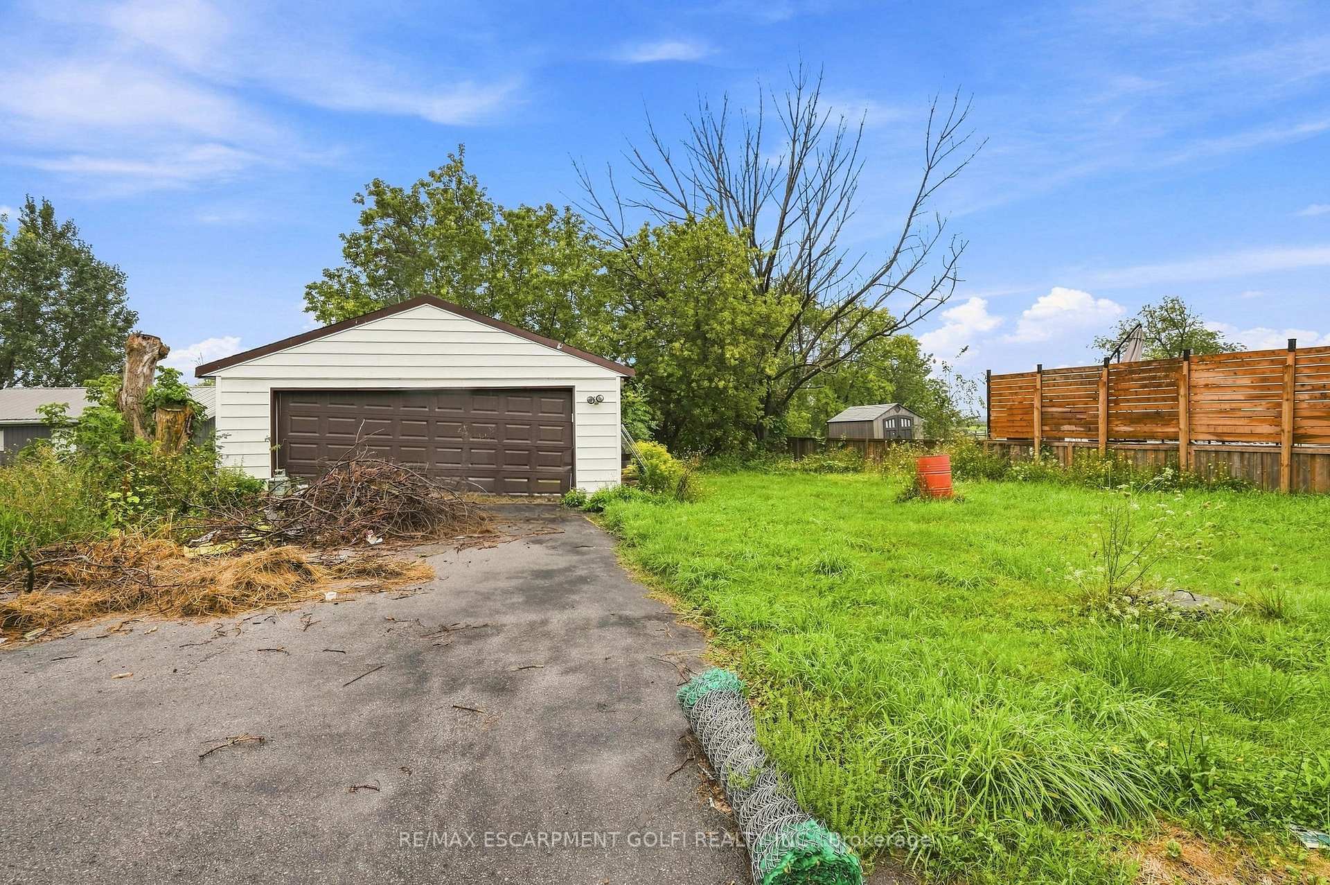 Photo 10 of 663 Ridge Road W, Grimsby, Grimsby Escarpment — HOMEH