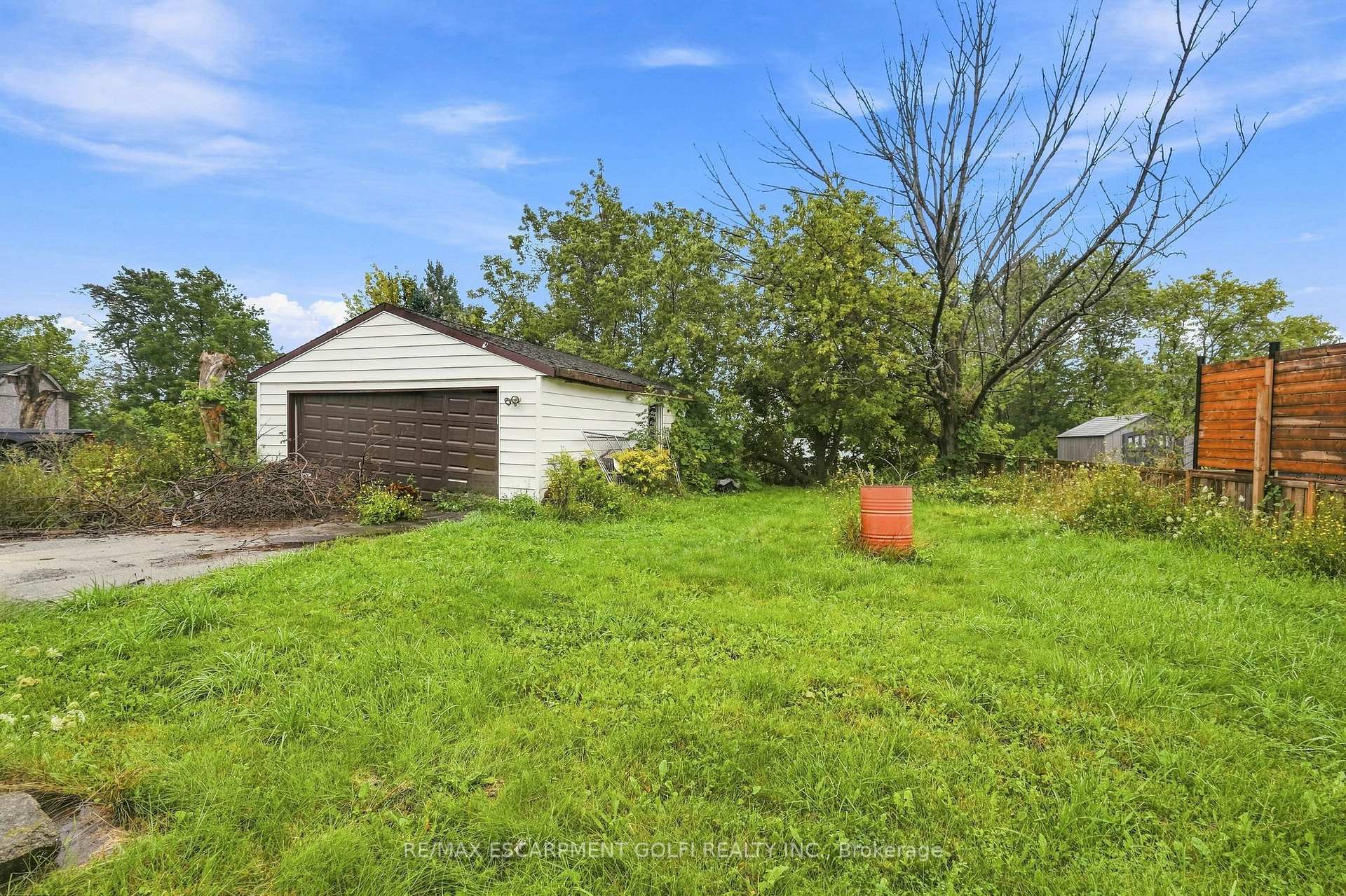 Photo 11 of 663 Ridge Road W, Grimsby, Grimsby Escarpment — HOMEH