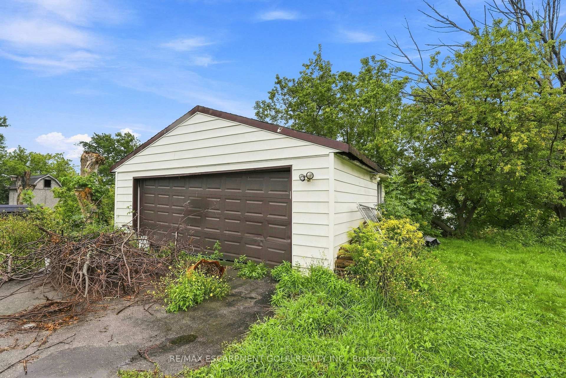 Photo 12 of 663 Ridge Road W, Grimsby, Grimsby Escarpment — HOMEH