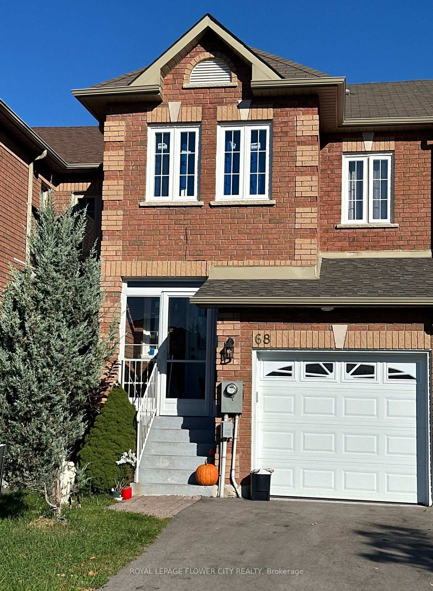 Photo 2 of 68 Denton Circle, Vaughan, Maple — HOMEH