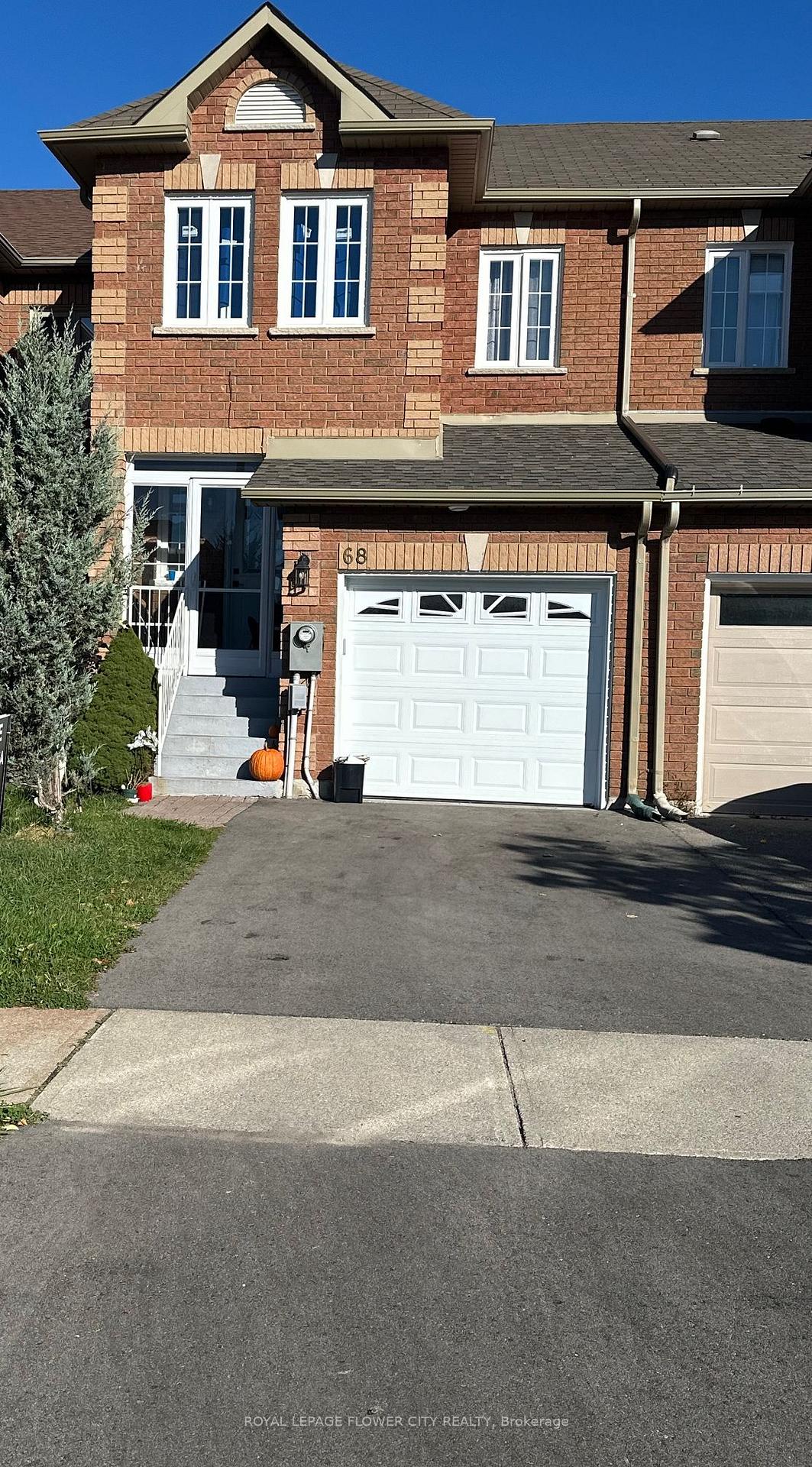Photo 3 of 68 Denton Circle, Vaughan, Maple — HOMEH