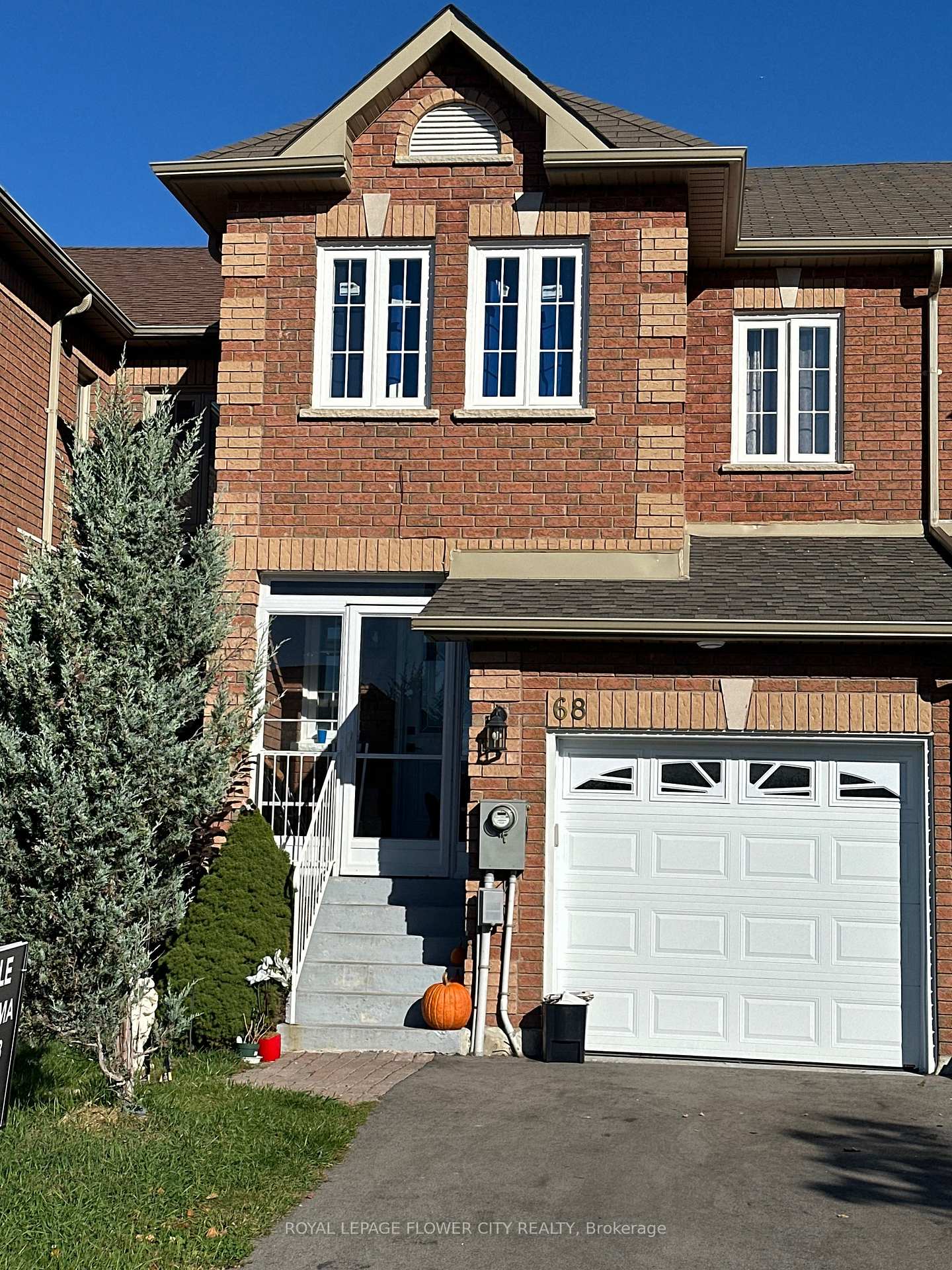 Photo 4 of 68 Denton Circle, Vaughan, Maple — HOMEH