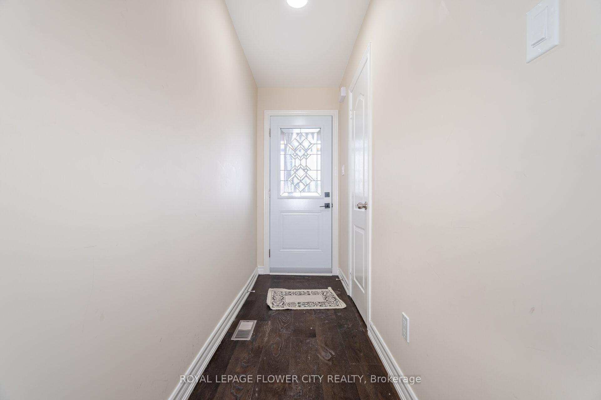 Photo 5 of 68 Denton Circle, Vaughan, Maple — HOMEH