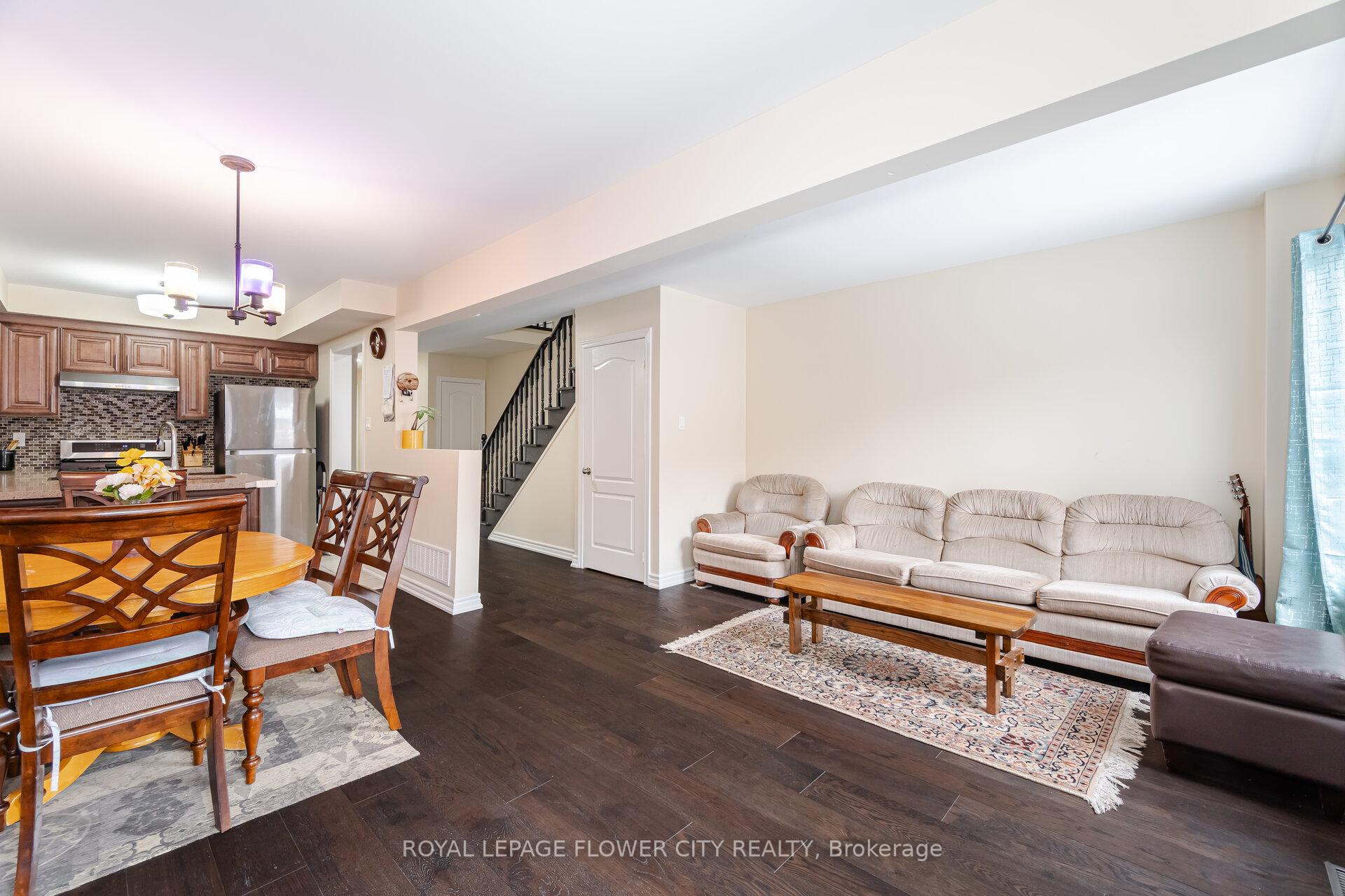 Photo 7 of 68 Denton Circle, Vaughan, Maple — HOMEH