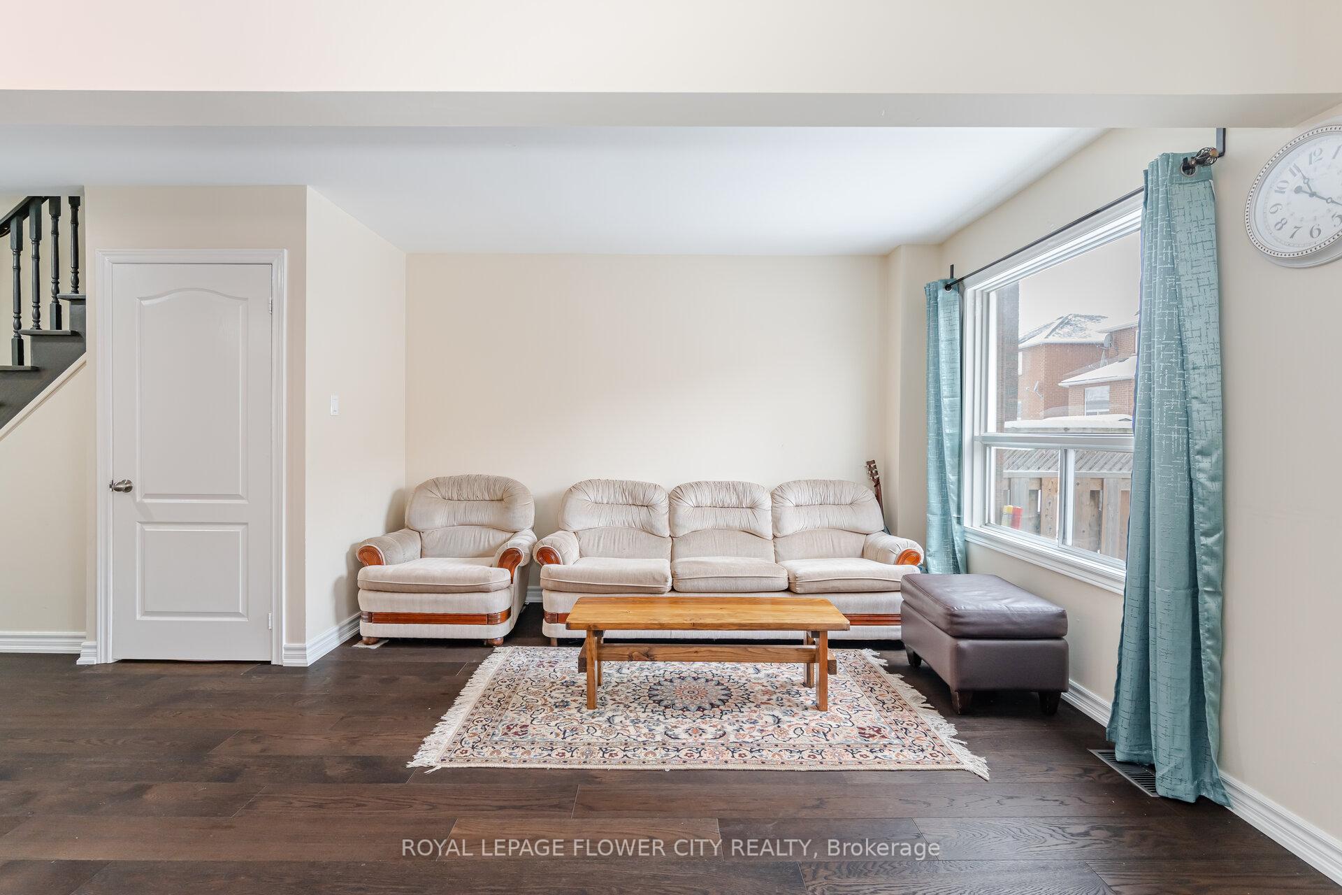 Photo 8 of 68 Denton Circle, Vaughan, Maple — HOMEH