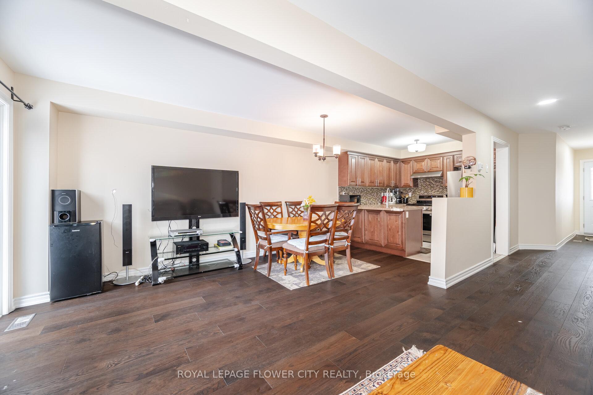 Photo 9 of 68 Denton Circle, Vaughan, Maple — HOMEH
