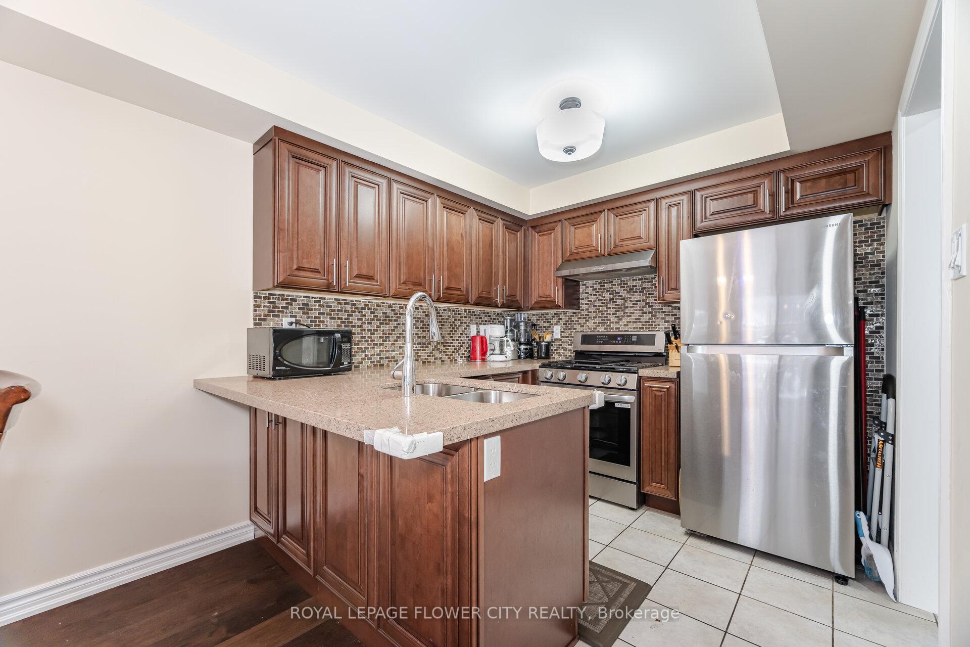 Photo 12 of 68 Denton Circle, Vaughan, Maple — HOMEH
