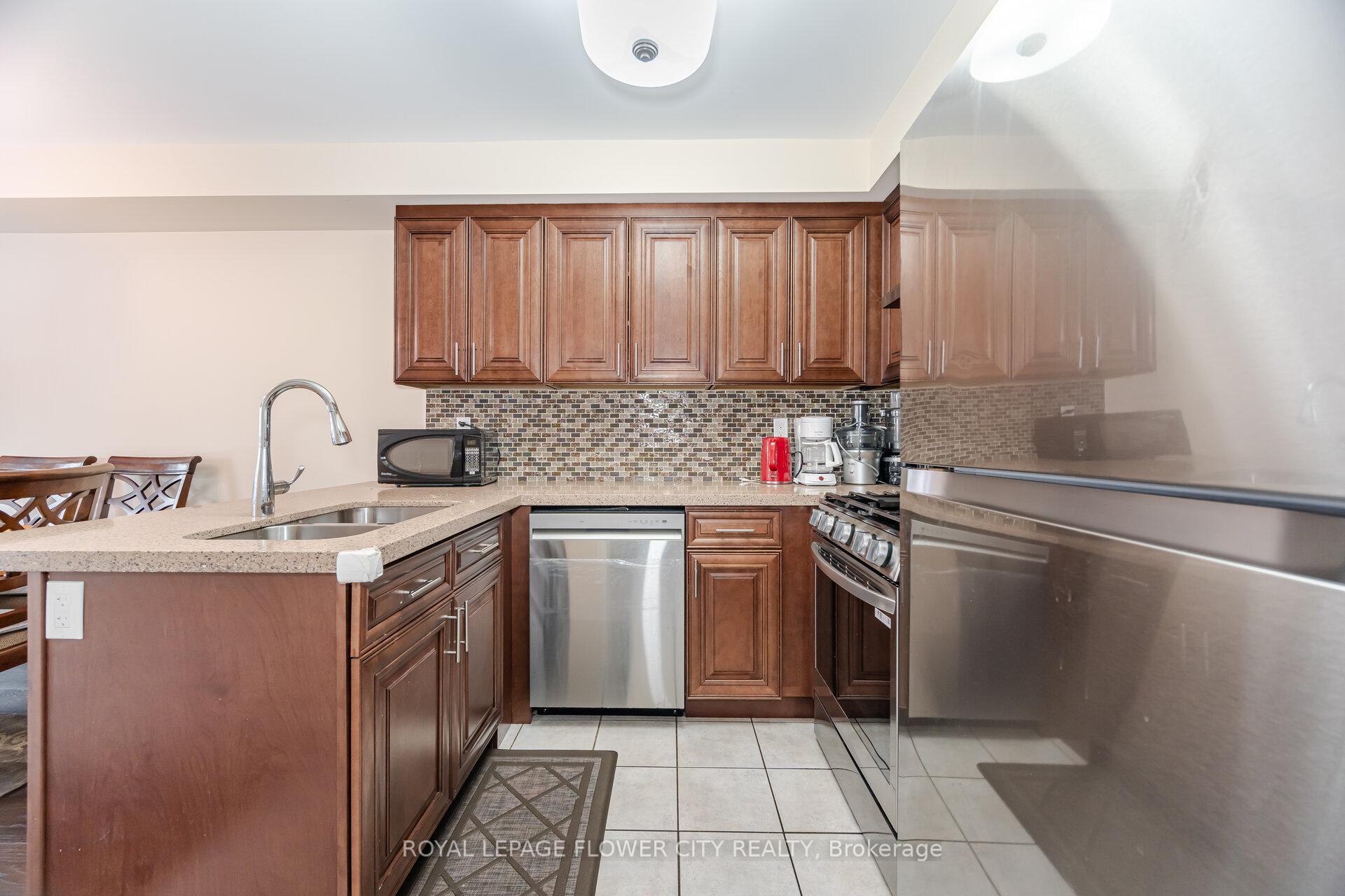 Photo 13 of 68 Denton Circle, Vaughan, Maple — HOMEH