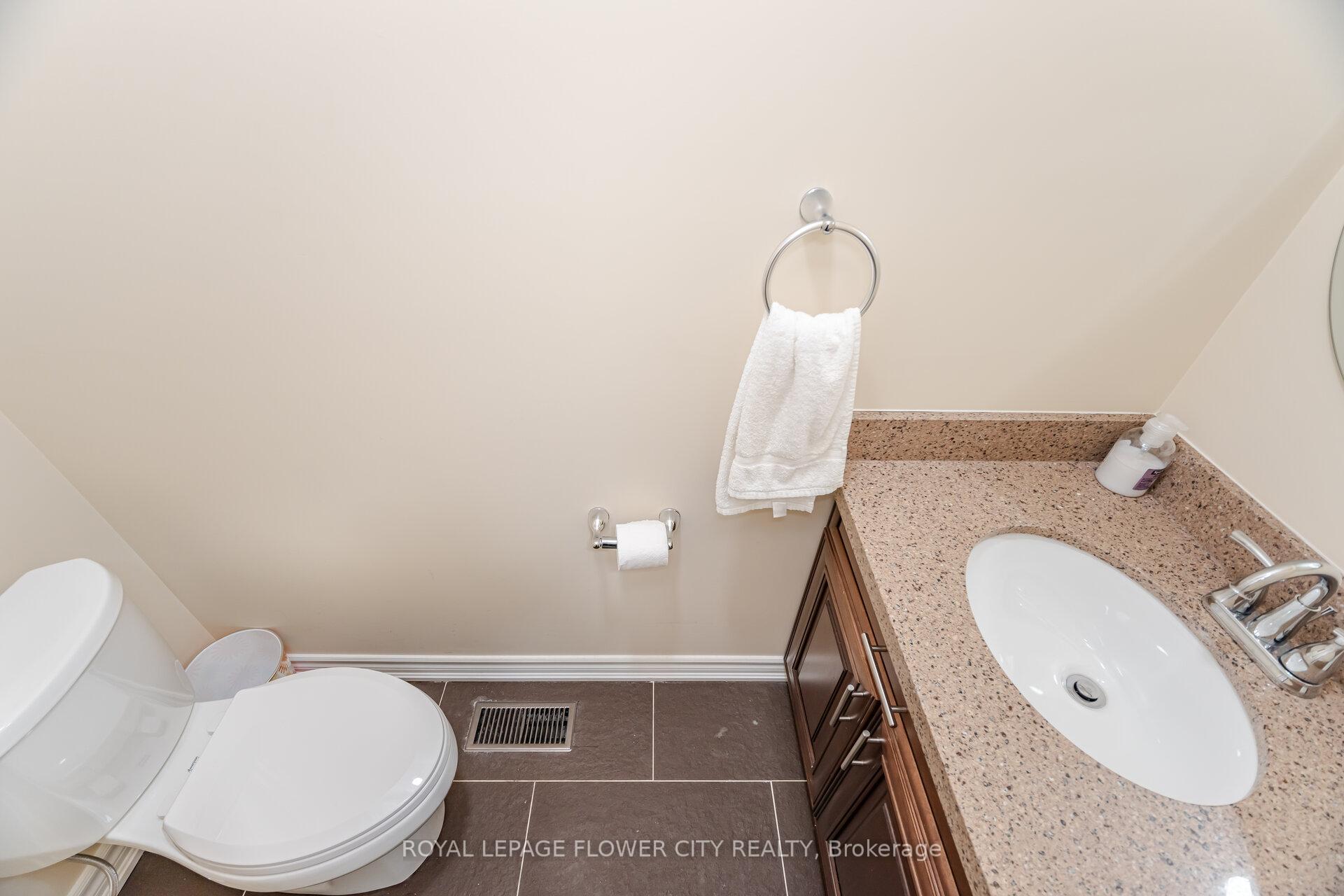 Photo 15 of 68 Denton Circle, Vaughan, Maple — HOMEH