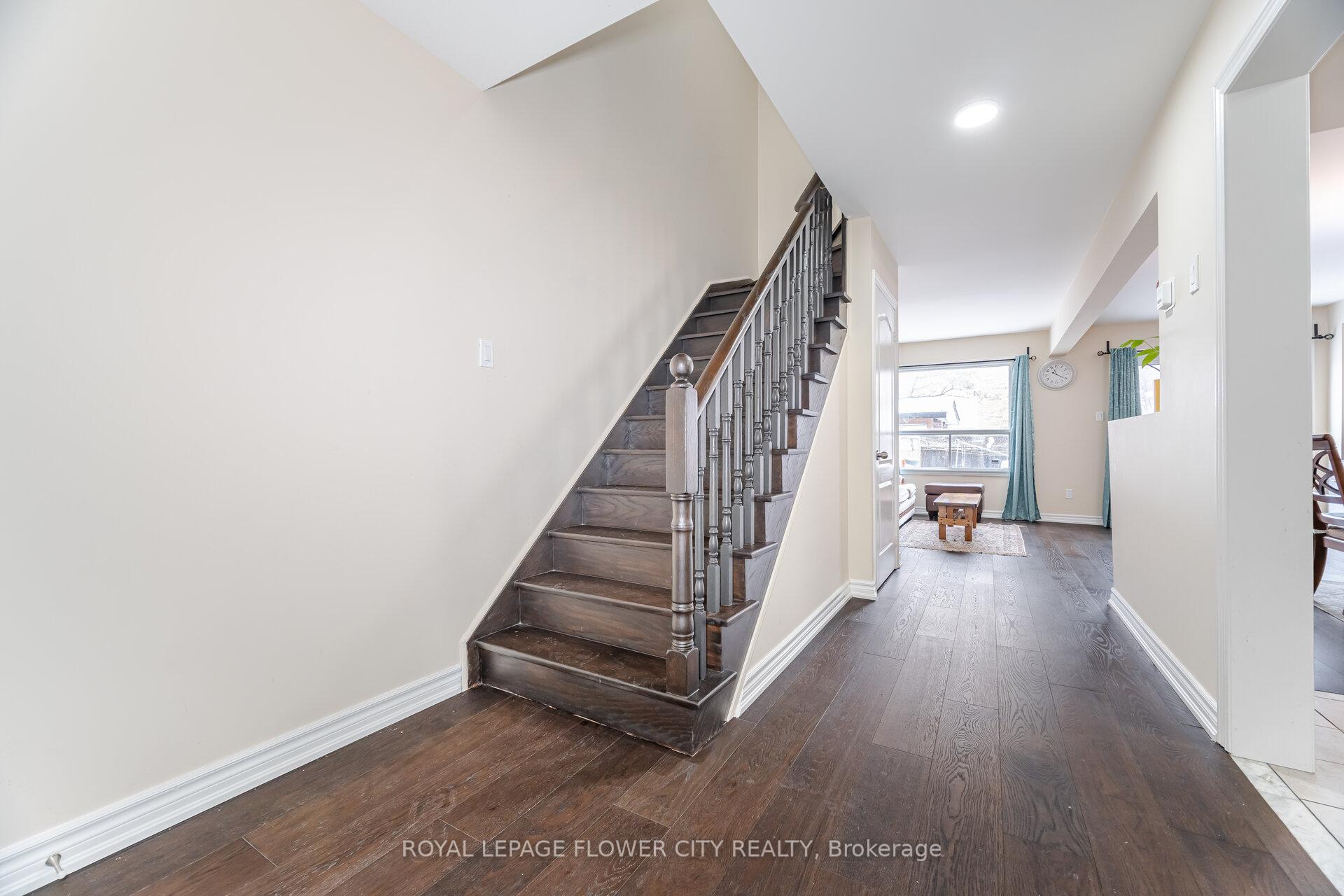 Photo 16 of 68 Denton Circle, Vaughan, Maple — HOMEH