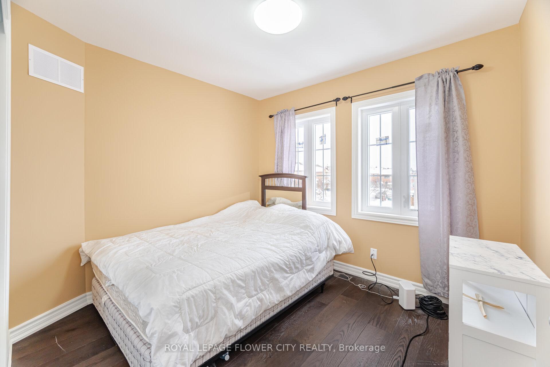 Photo 24 of 68 Denton Circle, Vaughan, Maple — HOMEH