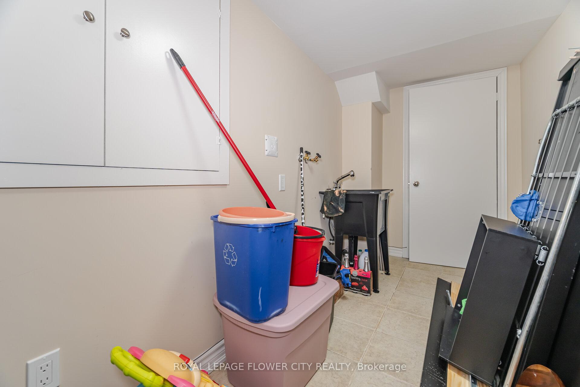 Photo 32 of 68 Denton Circle, Vaughan, Maple — HOMEH