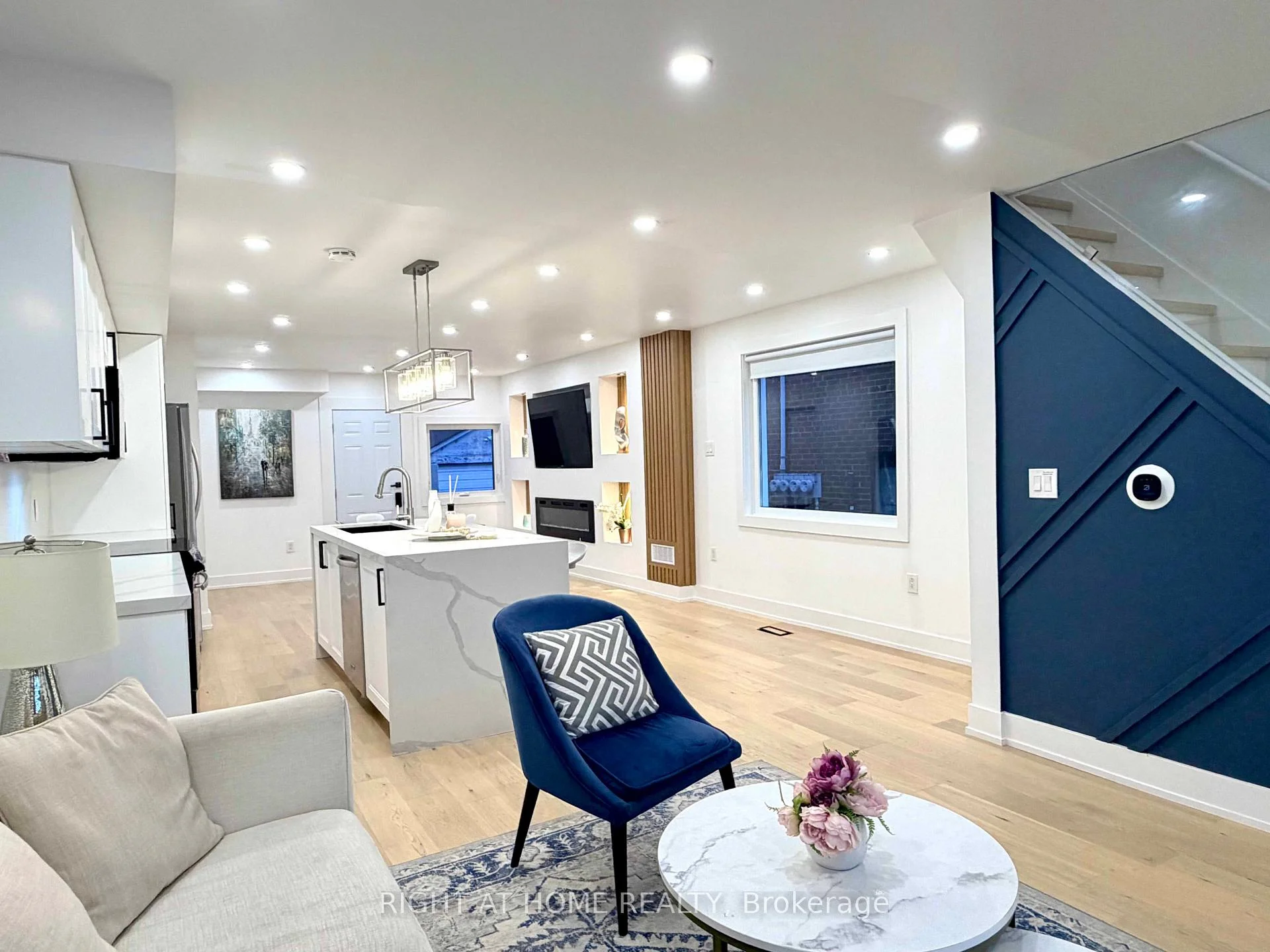 Photo 9 of 28 Pendeen Avenue, Toronto, Rockcliffe-Smythe — HOMEH