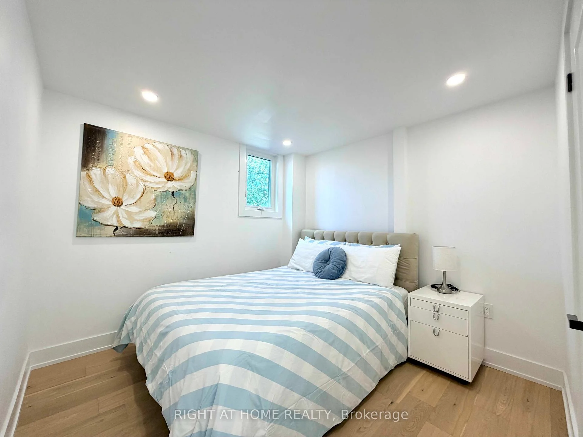 Photo 32 of 28 Pendeen Avenue, Toronto, Rockcliffe-Smythe — HOMEH