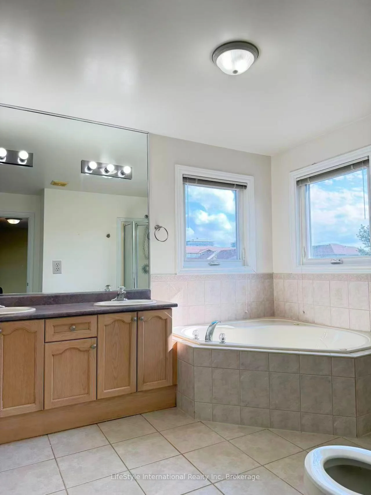 Photo 3 of Unit Main Unit, 16 Lynch Circle, Guelph, Pineridge/Westminster Woods — HOMEH