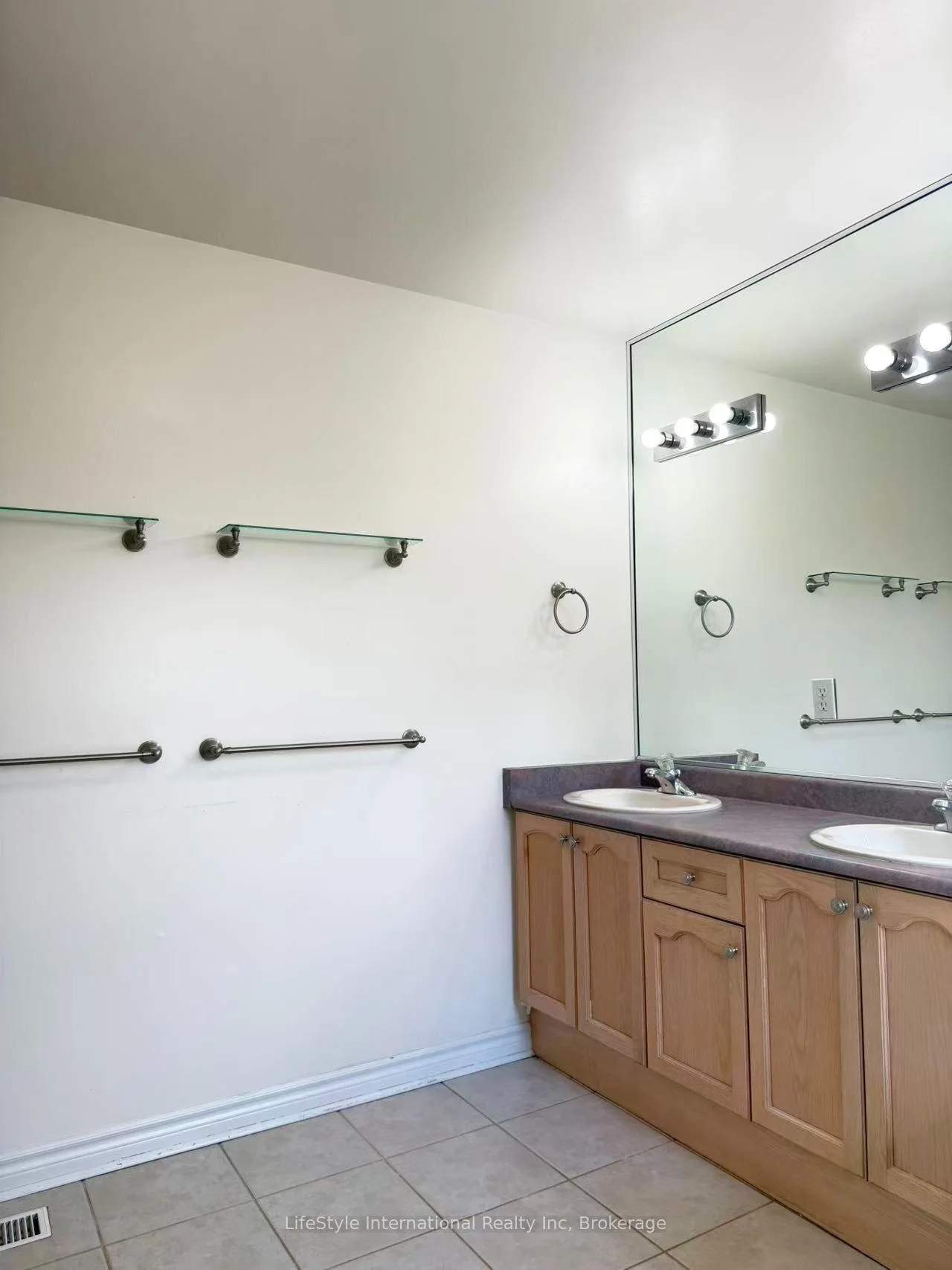 Photo 4 of Unit Main Unit, 16 Lynch Circle, Guelph, Pineridge/Westminster Woods — HOMEH
