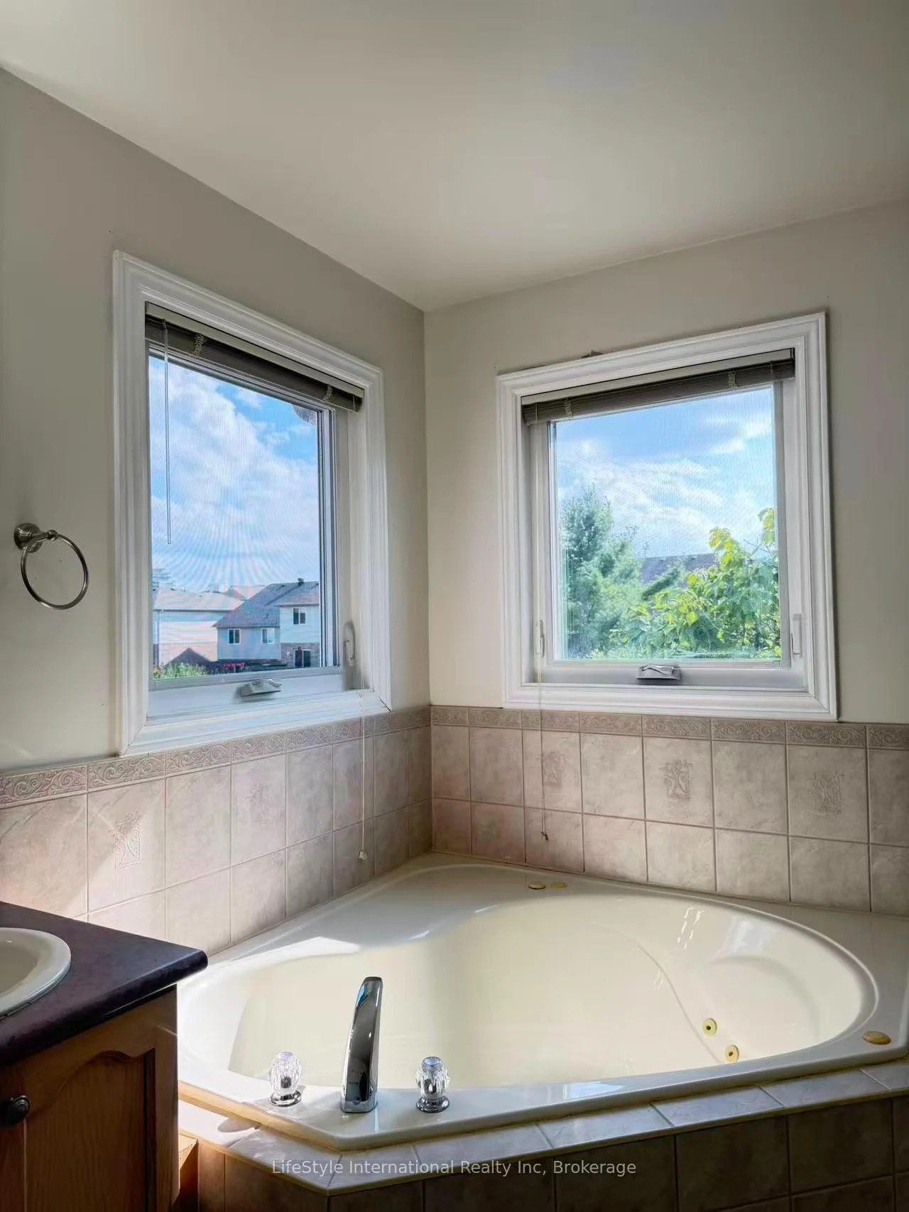 Photo 7 of Unit Main Unit, 16 Lynch Circle, Guelph, Pineridge/Westminster Woods — HOMEH
