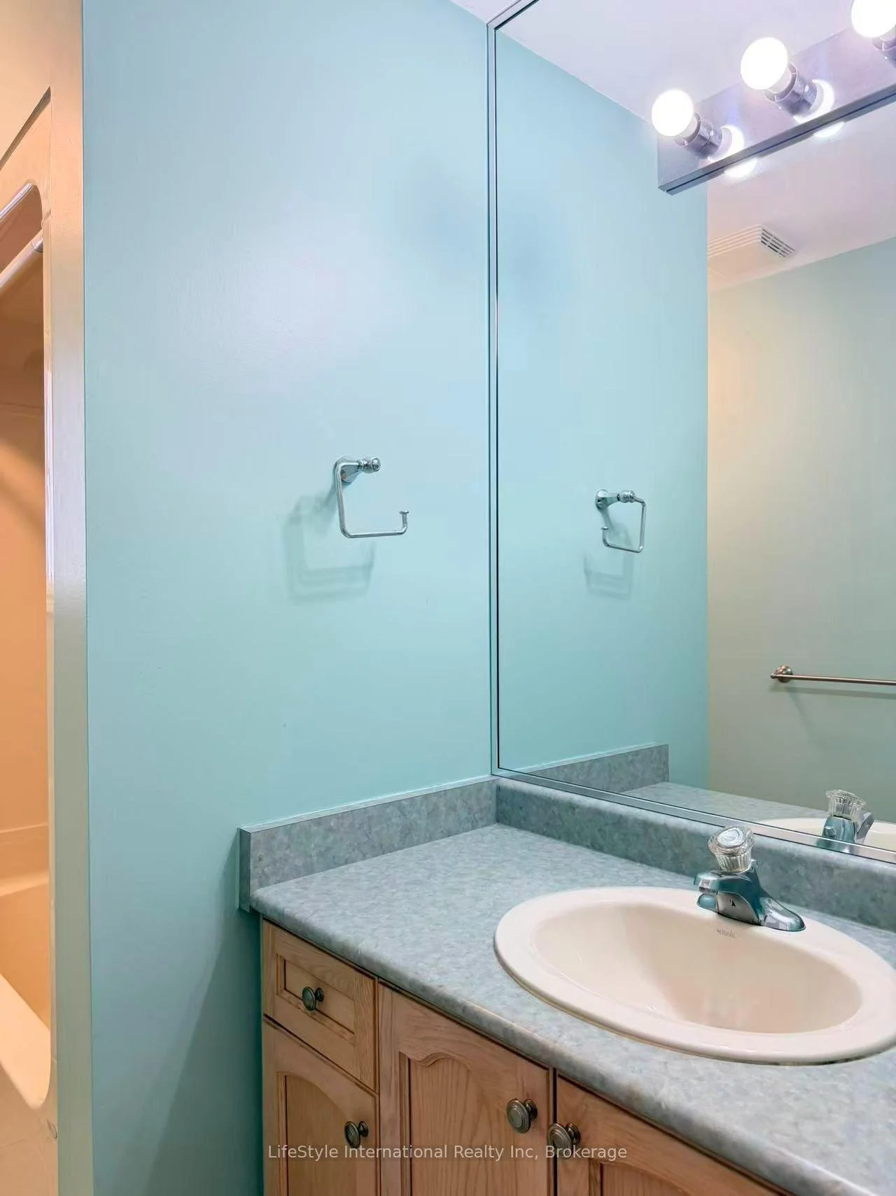 Photo 21 of Unit Main Unit, 16 Lynch Circle, Guelph, Pineridge/Westminster Woods — HOMEH