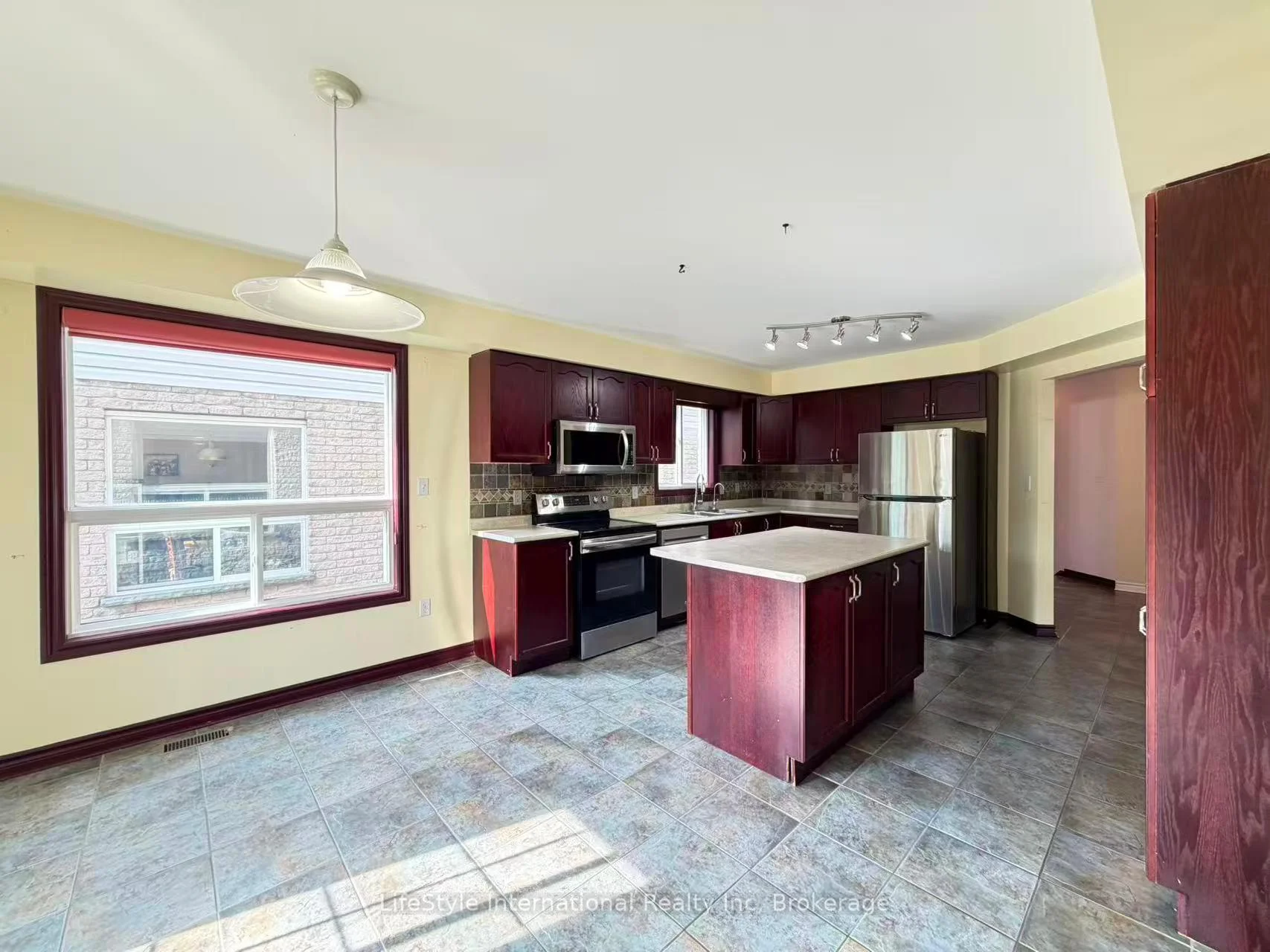 Photo 43 of Unit Main Unit, 16 Lynch Circle, Guelph, Pineridge/Westminster Woods — HOMEH