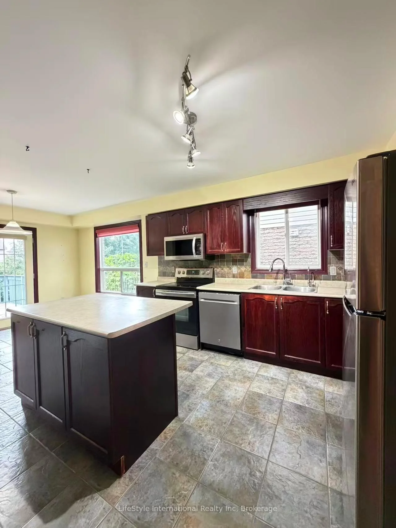 Photo 51 of Unit Main Unit, 16 Lynch Circle, Guelph, Pineridge/Westminster Woods — HOMEH