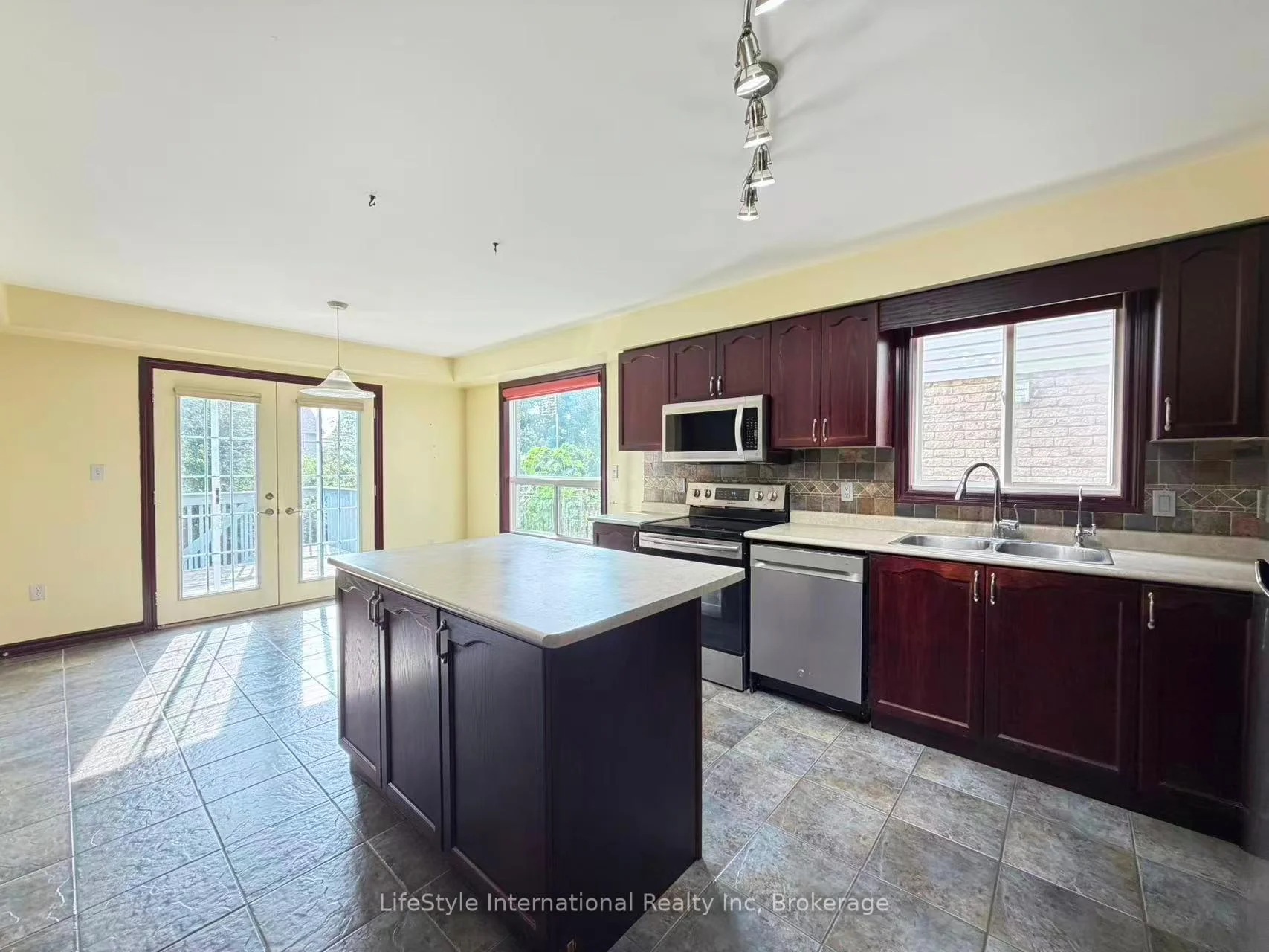 Photo 53 of Unit Main Unit, 16 Lynch Circle, Guelph, Pineridge/Westminster Woods — HOMEH